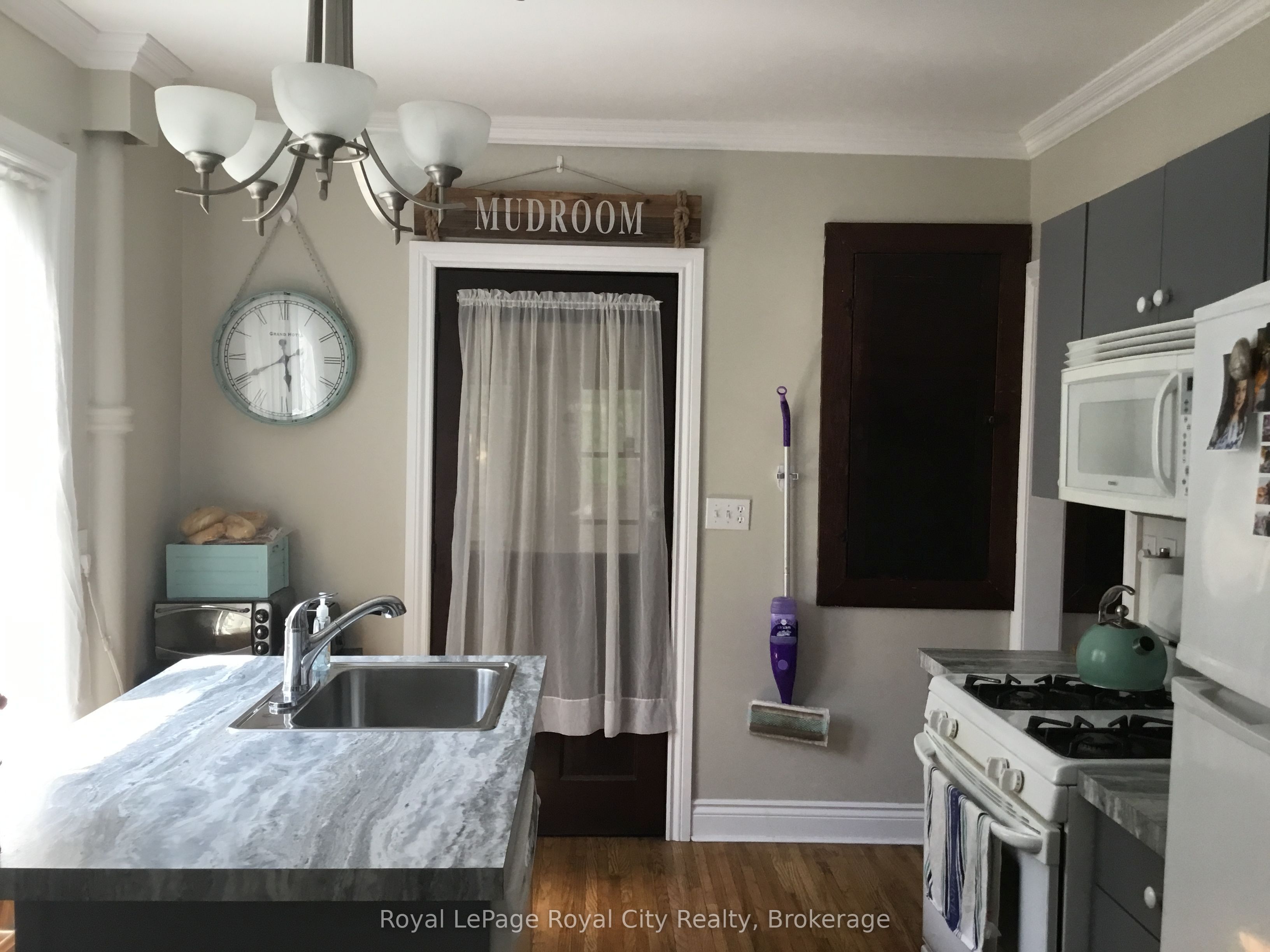 170 Arthur Street S Property Photo 5