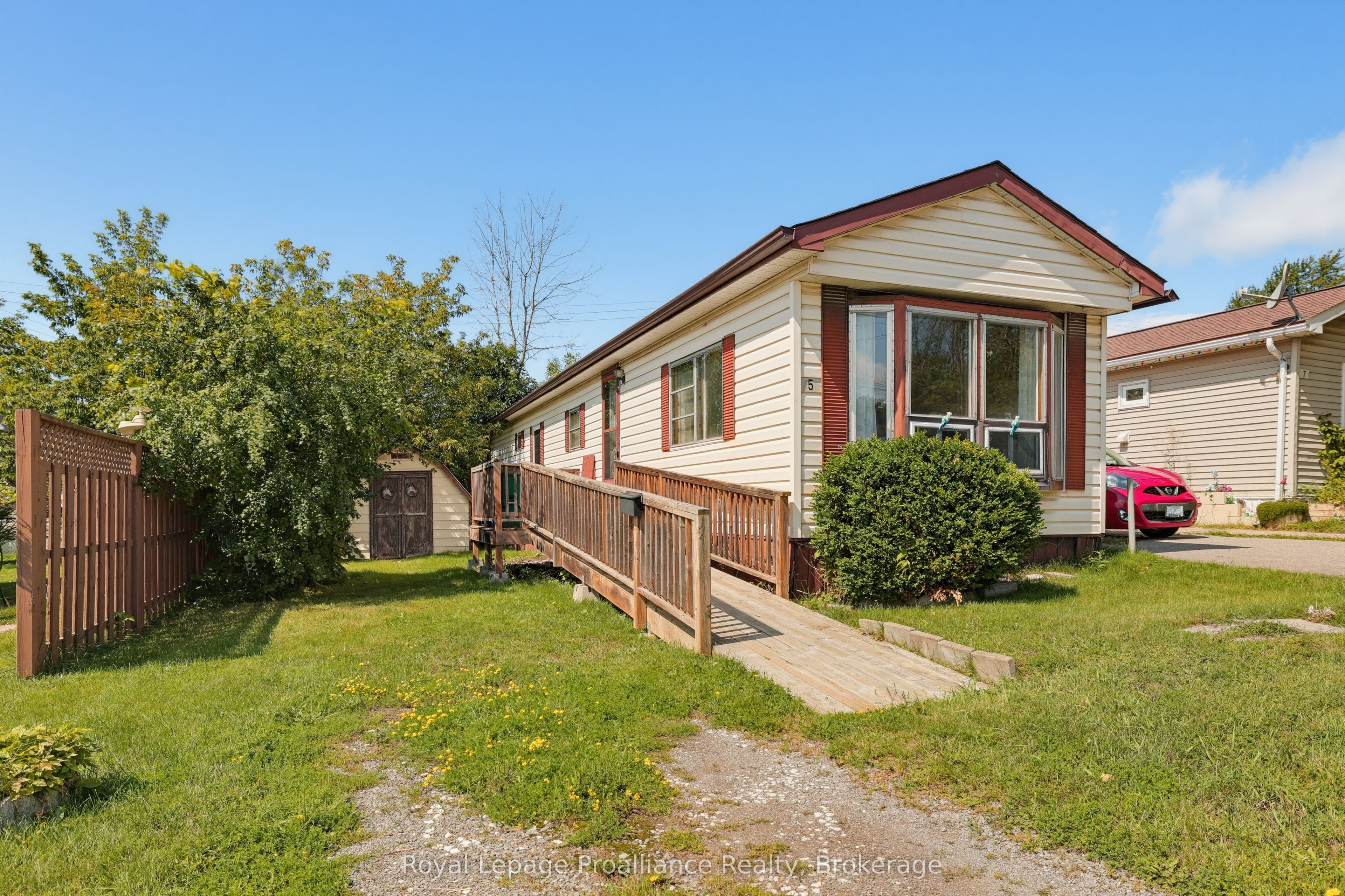 5 Kenneth Boulevard Property Photo 1