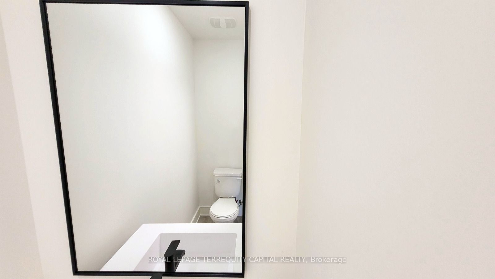 122 Everett Common Property Photo 8