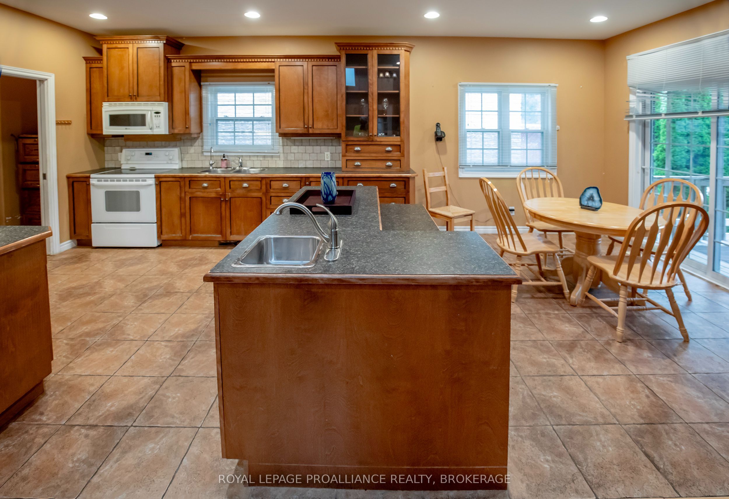 1098 Coverdale Drive Property Photo 6