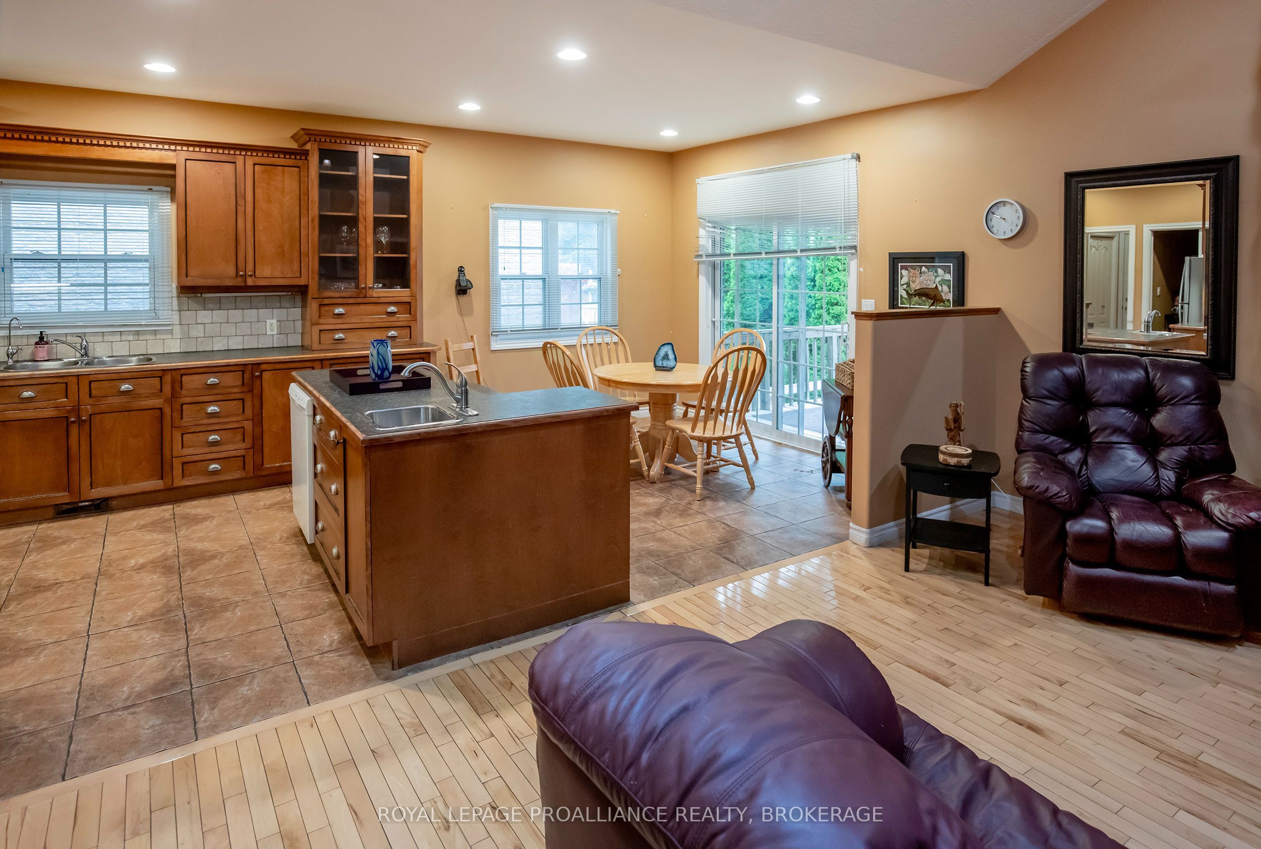 1098 Coverdale Drive Property Photo 8
