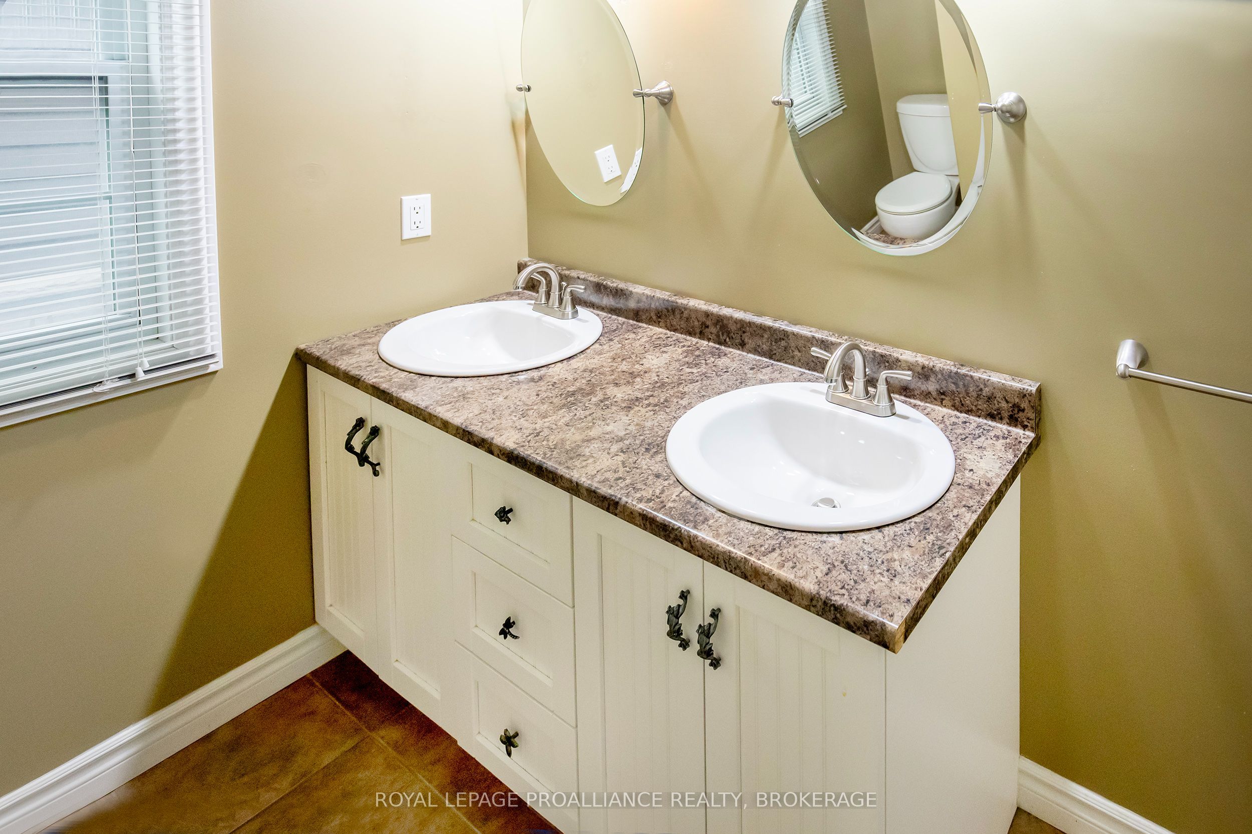 1098 Coverdale Drive Property Photo 18