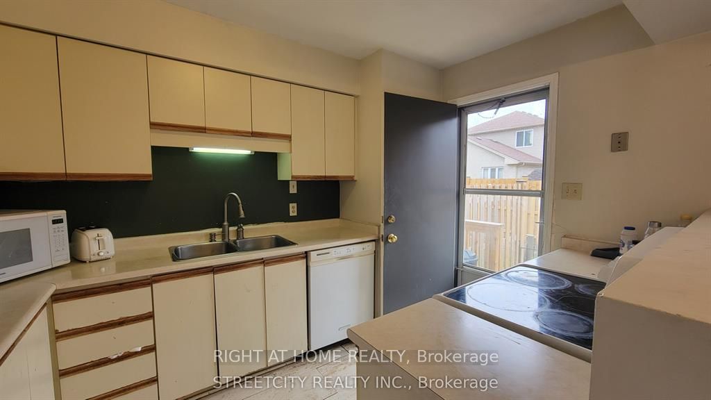 733 Deveron Crescent 108 Property Photo 4