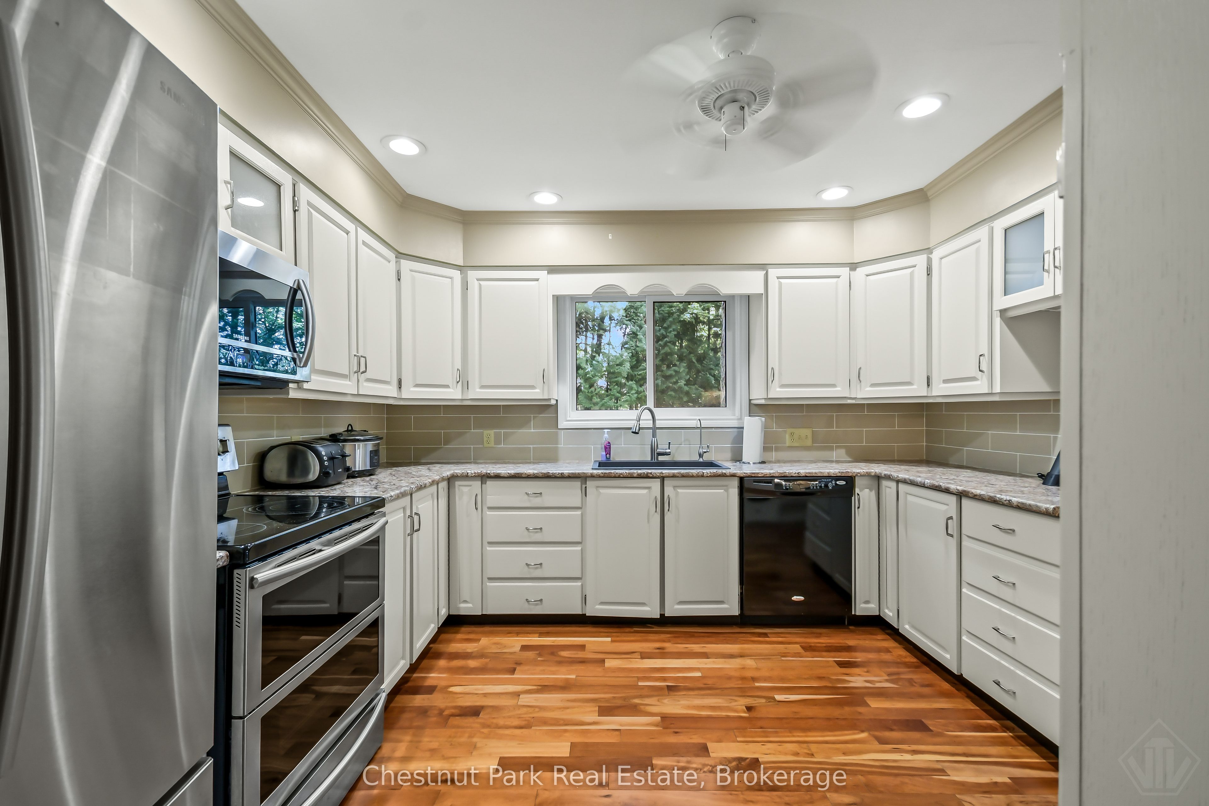 1019 Maplewood Road W Property Photo 7