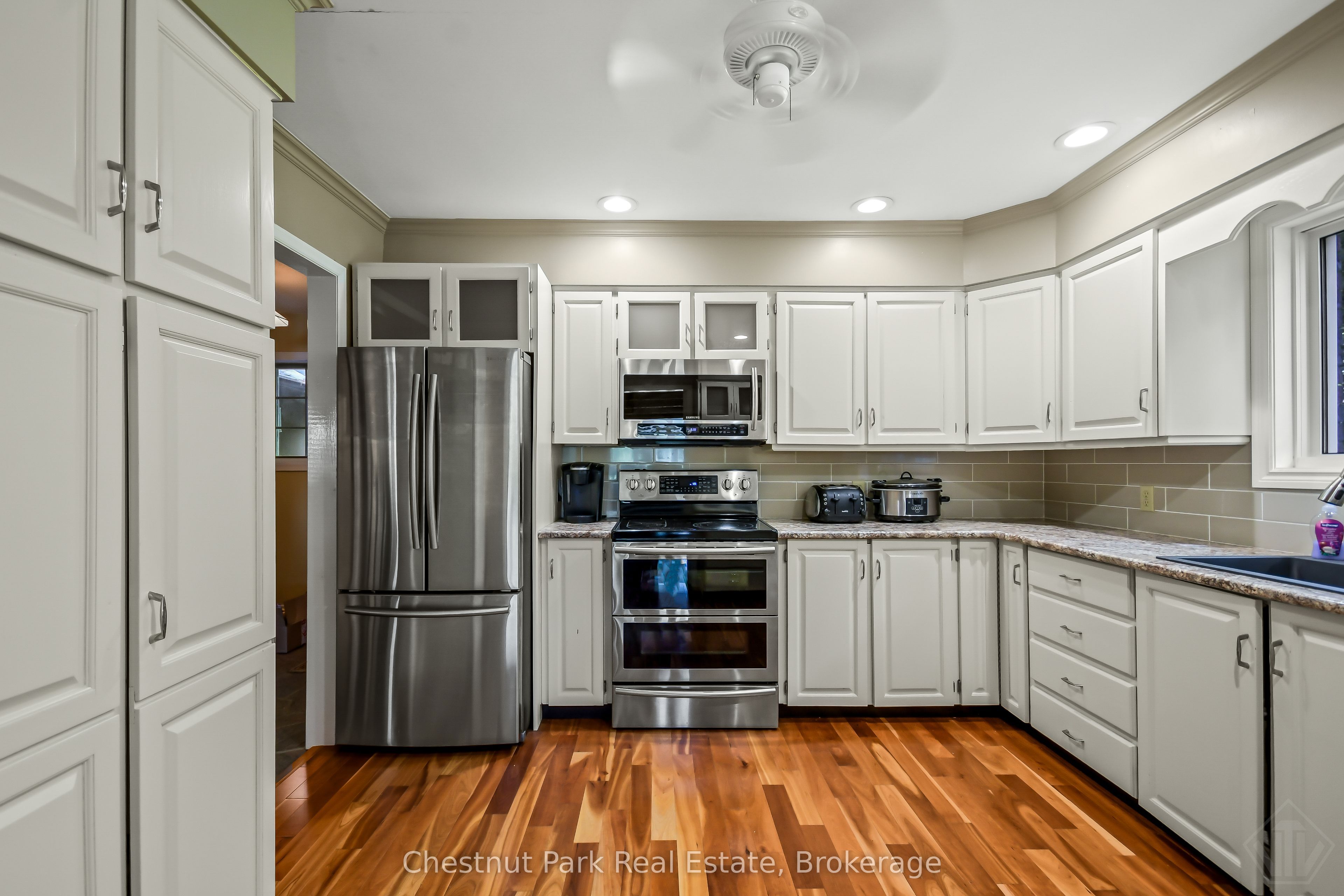 1019 Maplewood Road W Property Photo 8