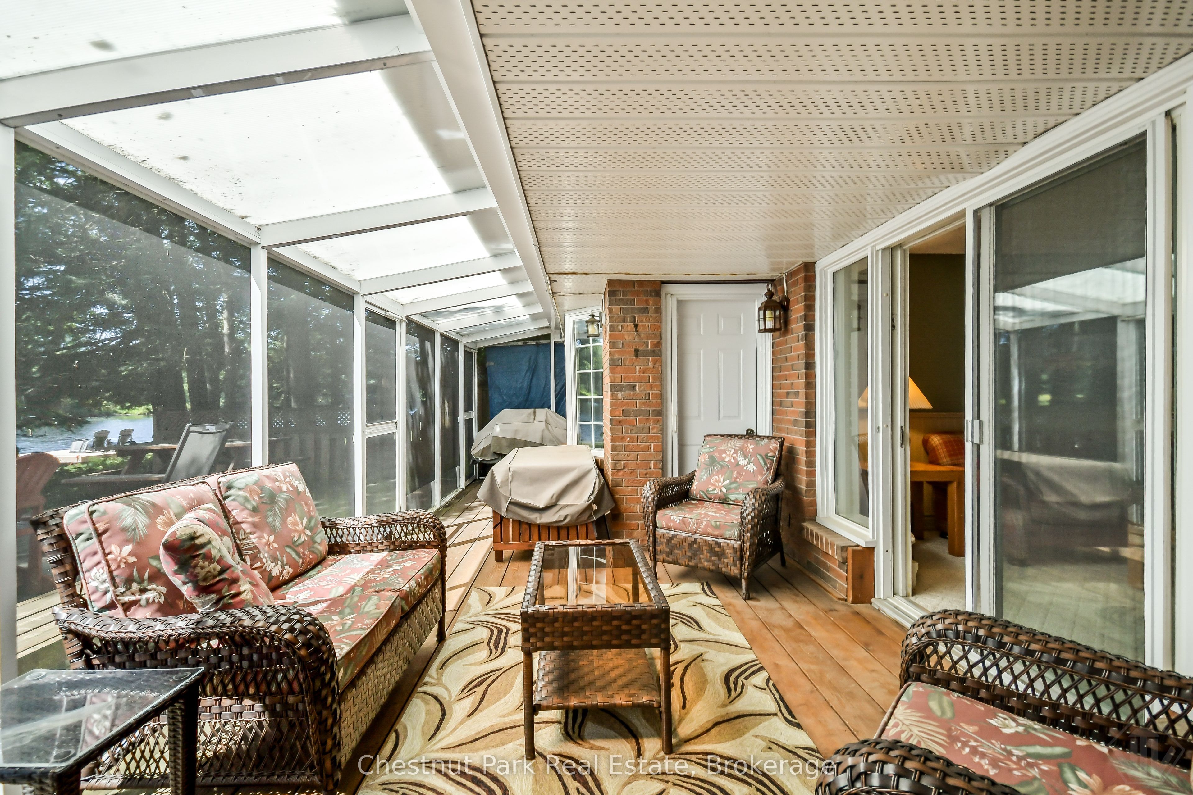 1019 Maplewood Road W Property Photo 15