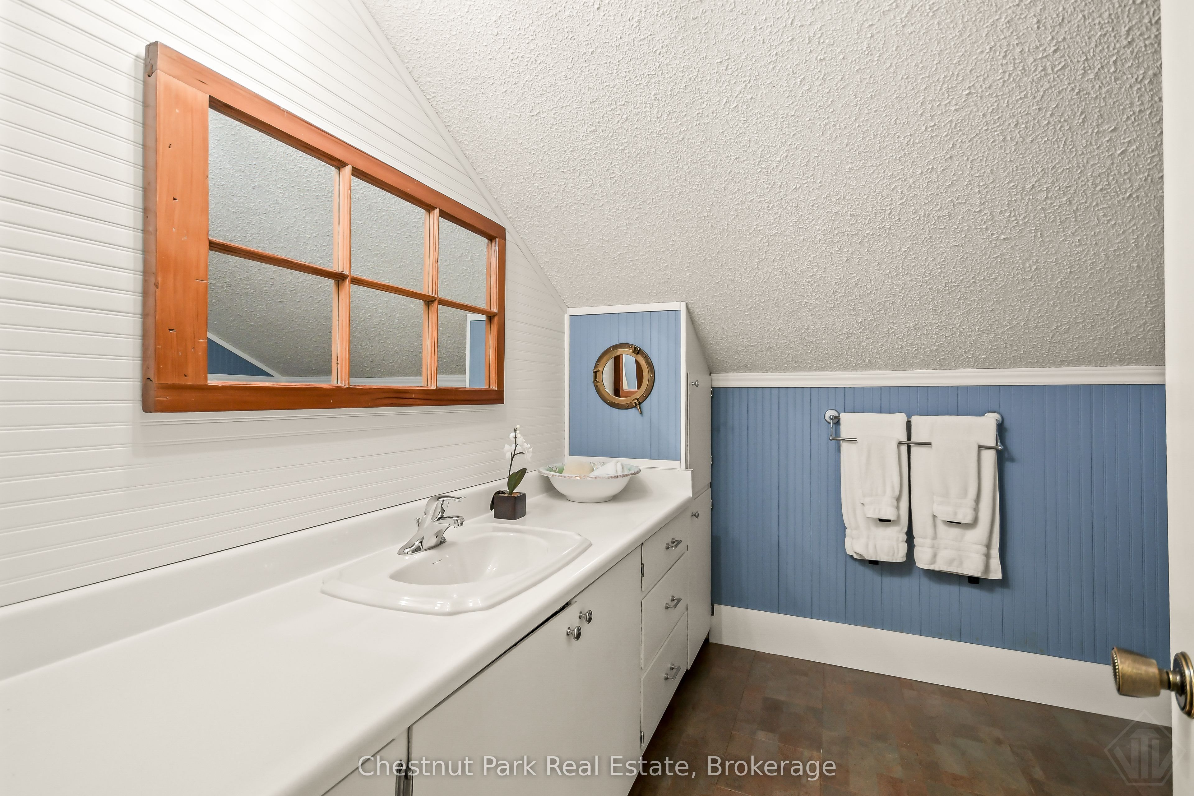 1019 Maplewood Road W Property Photo 25