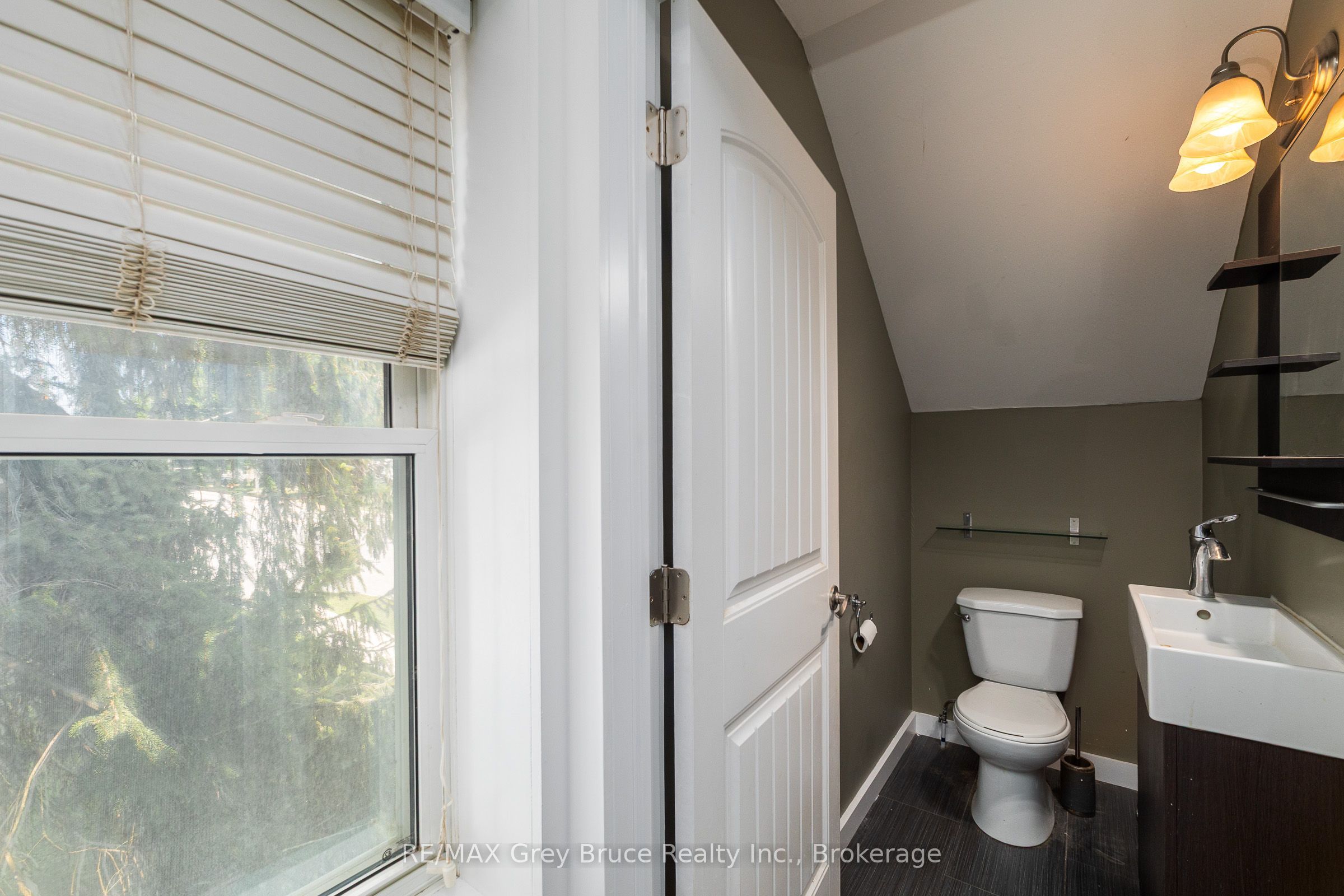 74 Yonge Street S Property Photo 17