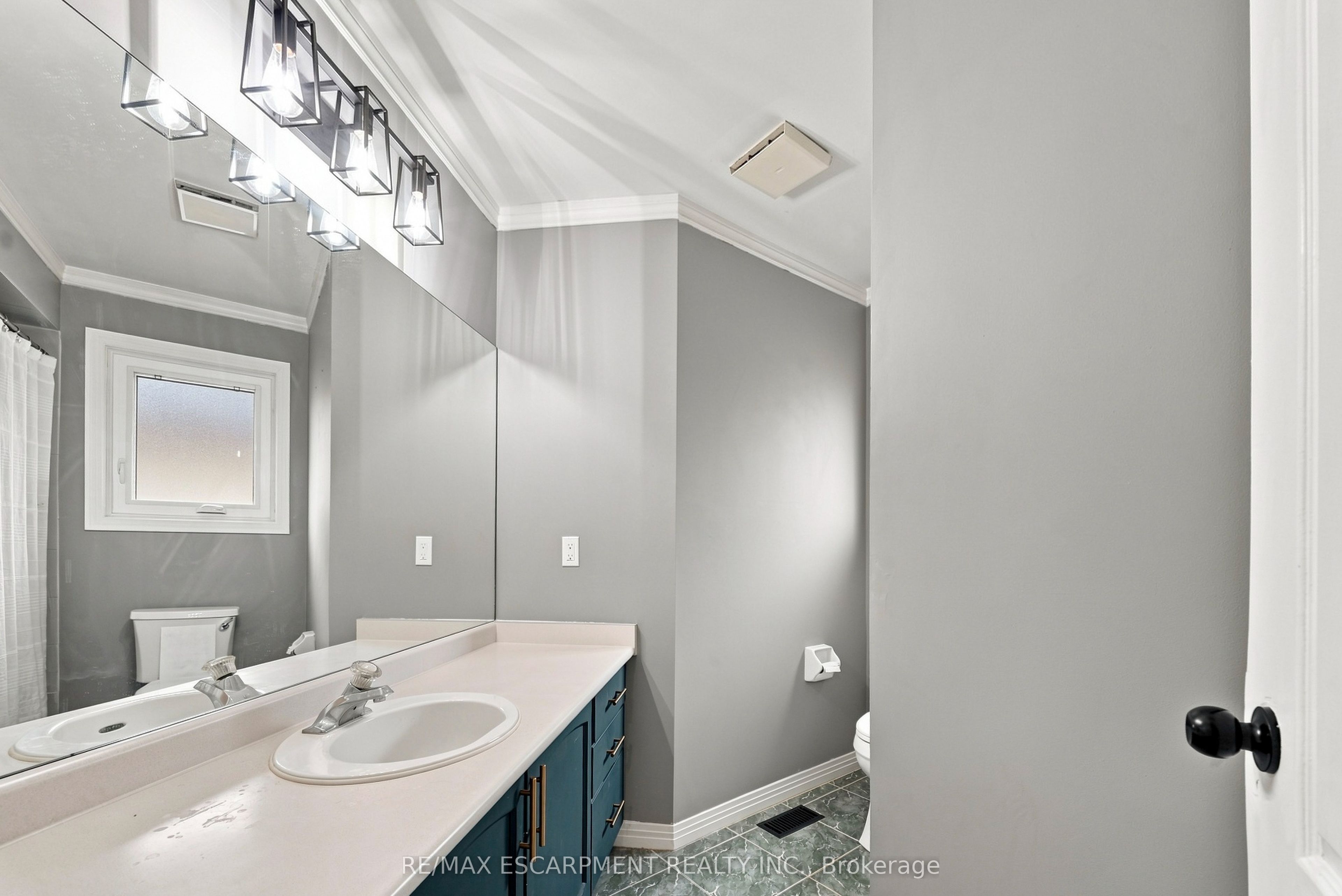 96 Laurendale Avenue Property Photo 33