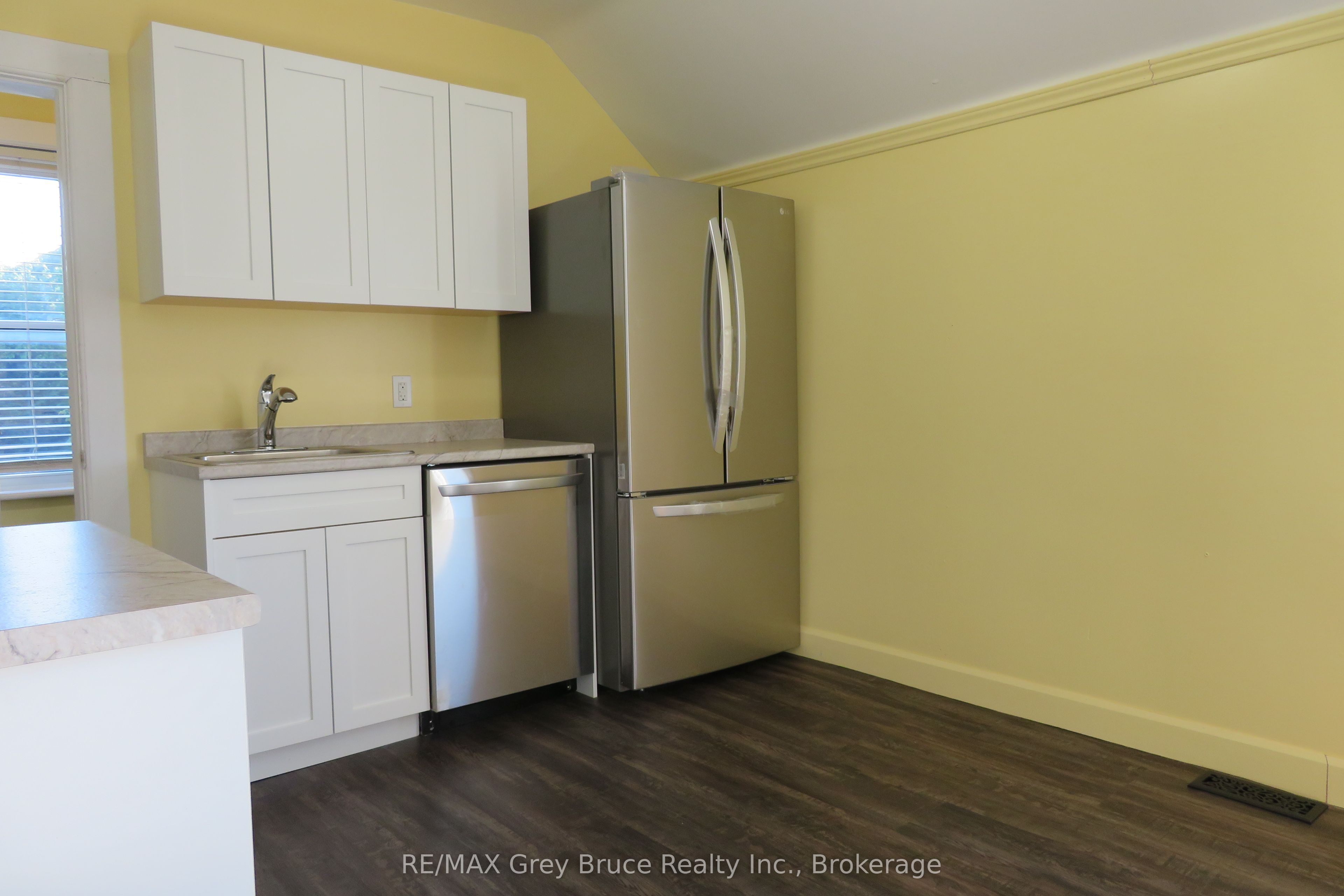 8 Helen Street Property Photo 28