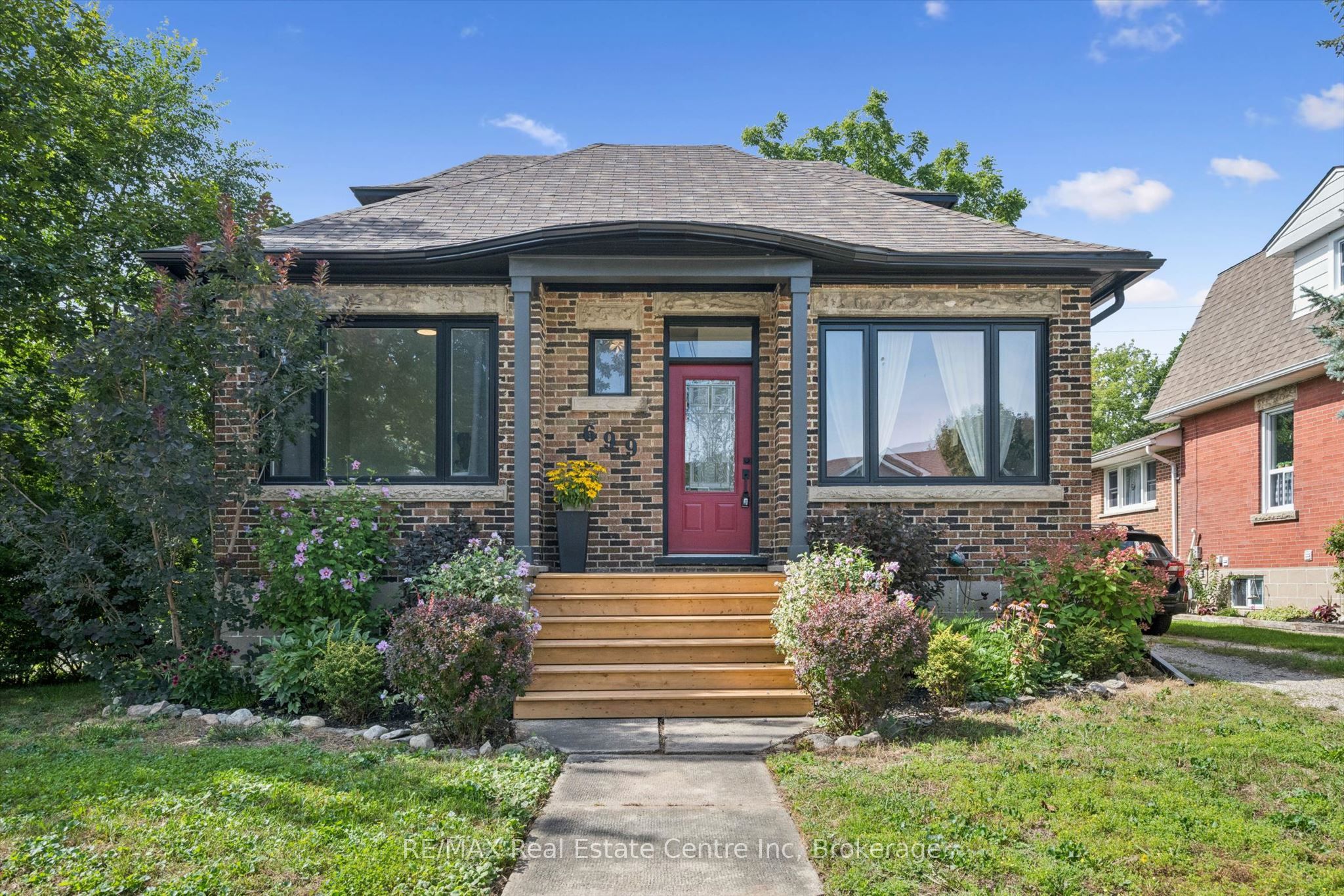 699 St Andrew Street W Property Photo 1