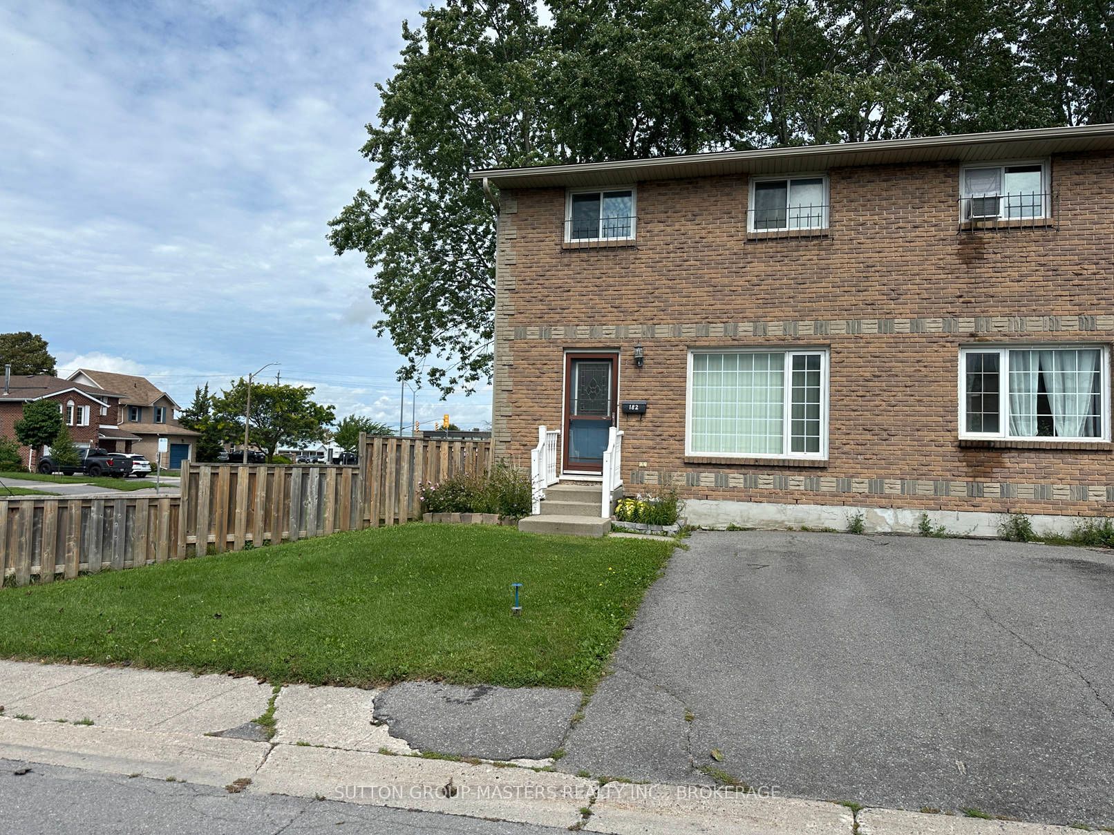 182 Rosemund Crescent Property Photo 1