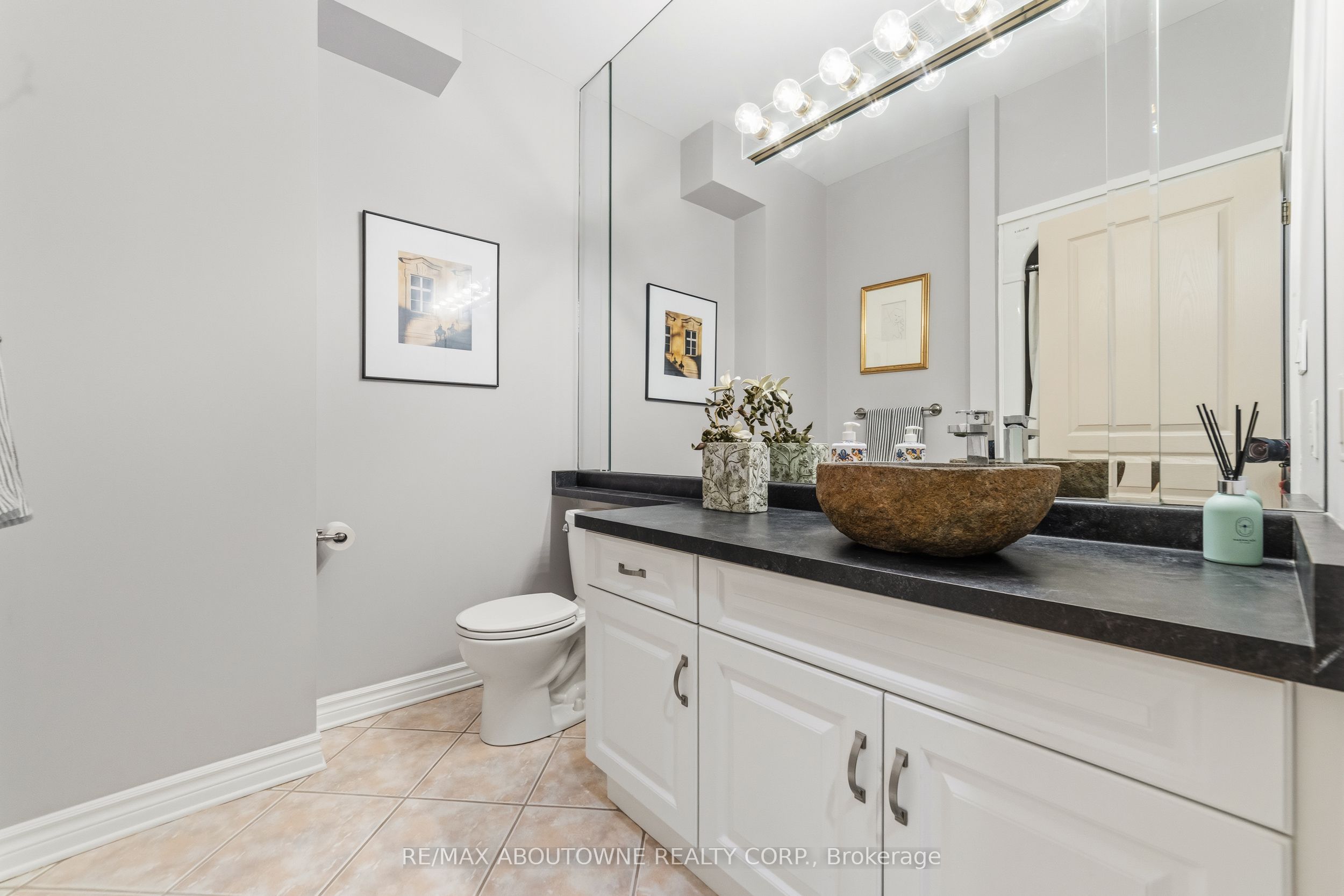 575 Simcoe Street 12 Property Photo 14