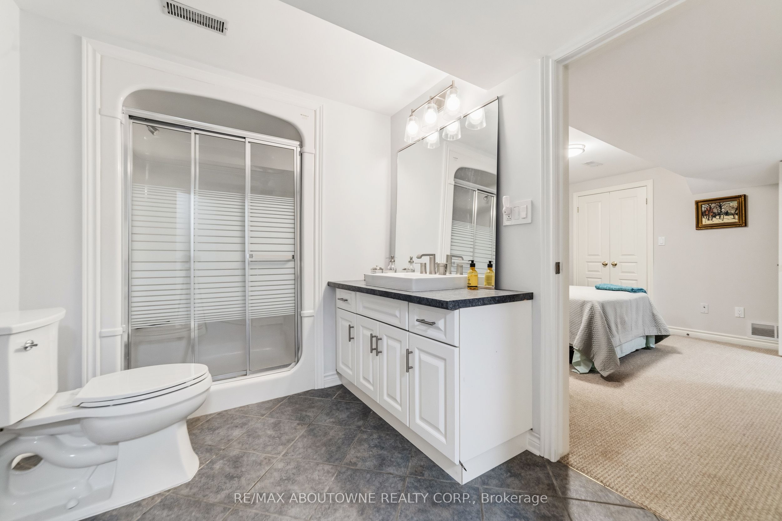 575 Simcoe Street 12 Property Photo 27