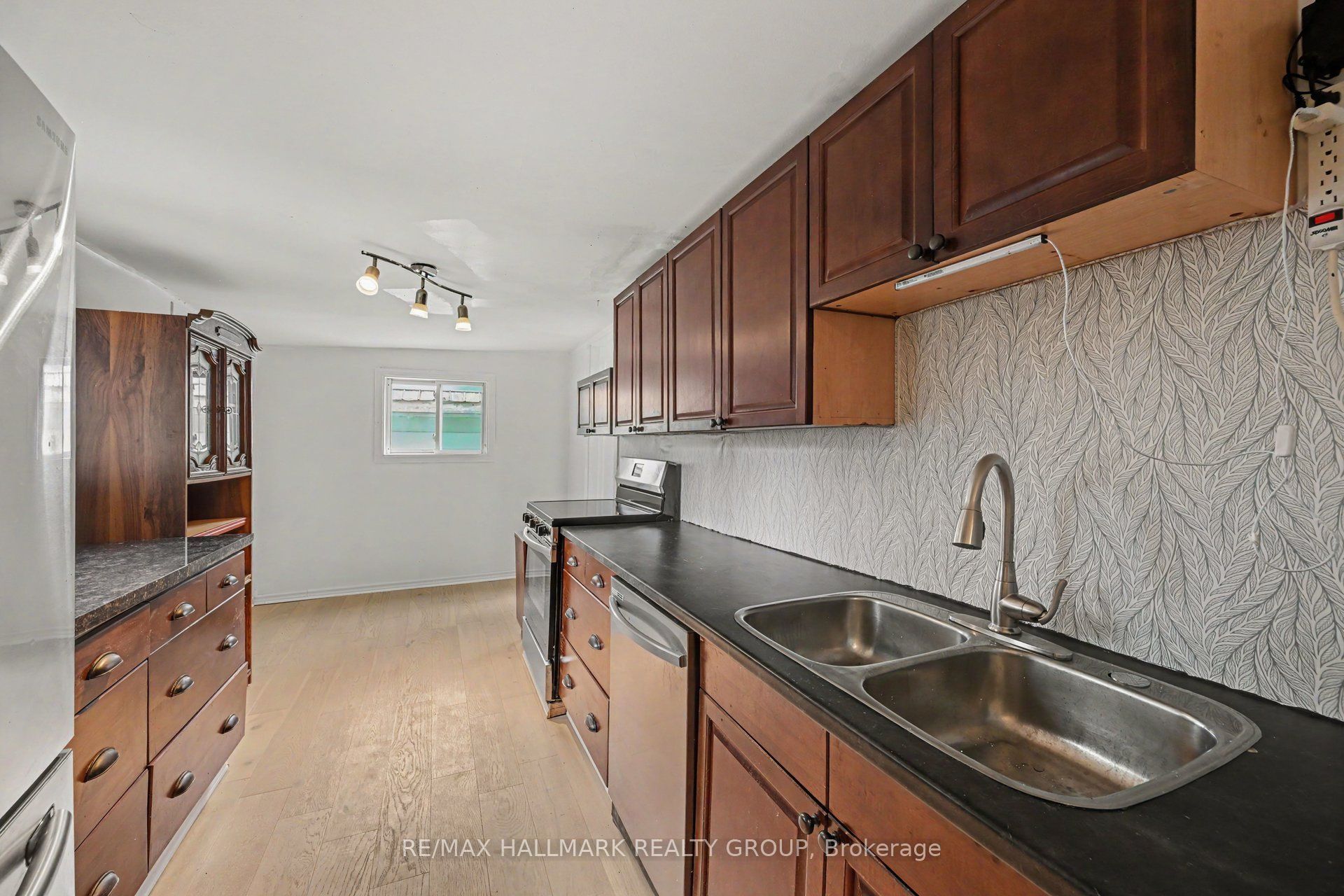 617 Roy Street W Property Photo 14
