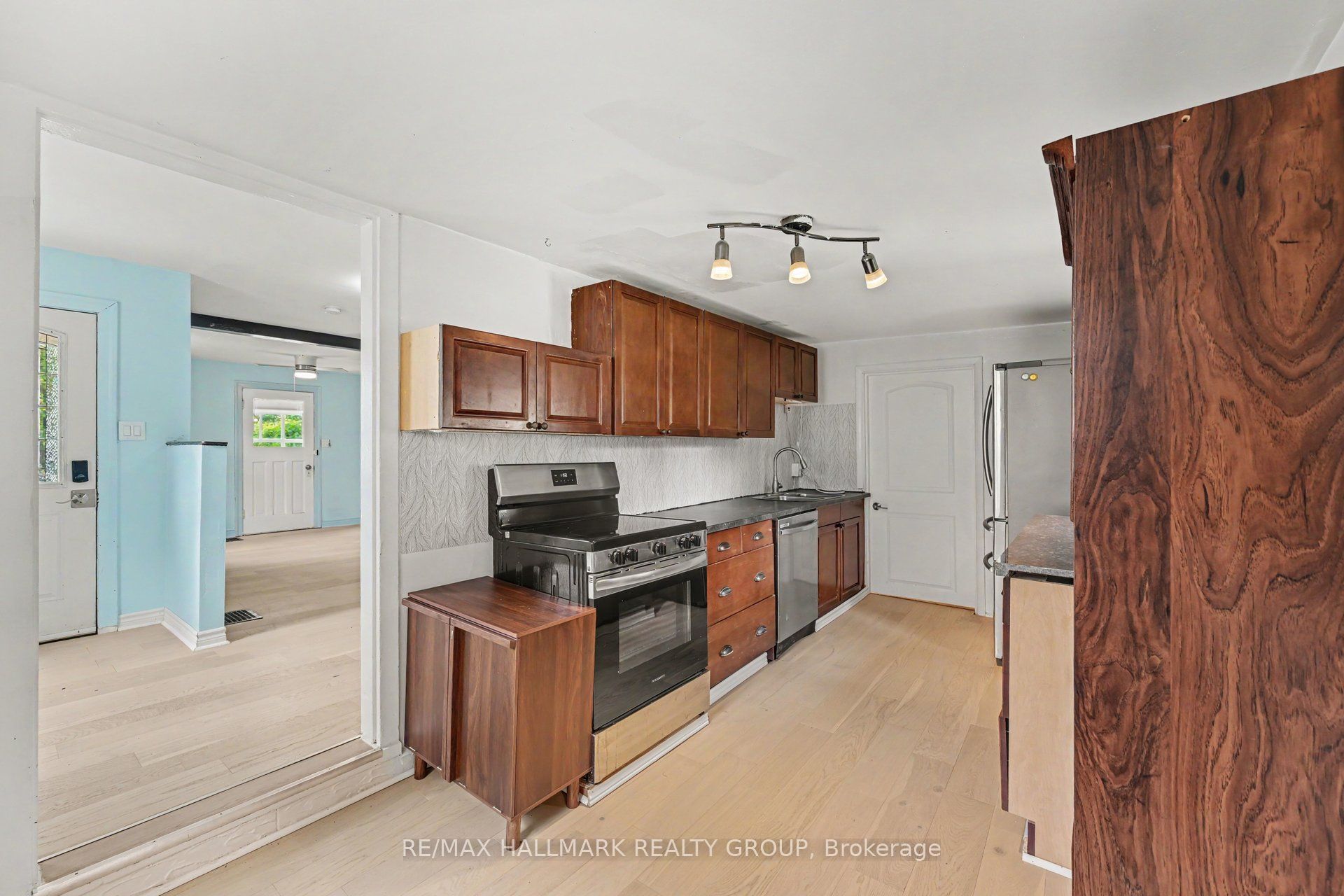 617 Roy Street W Property Photo 16