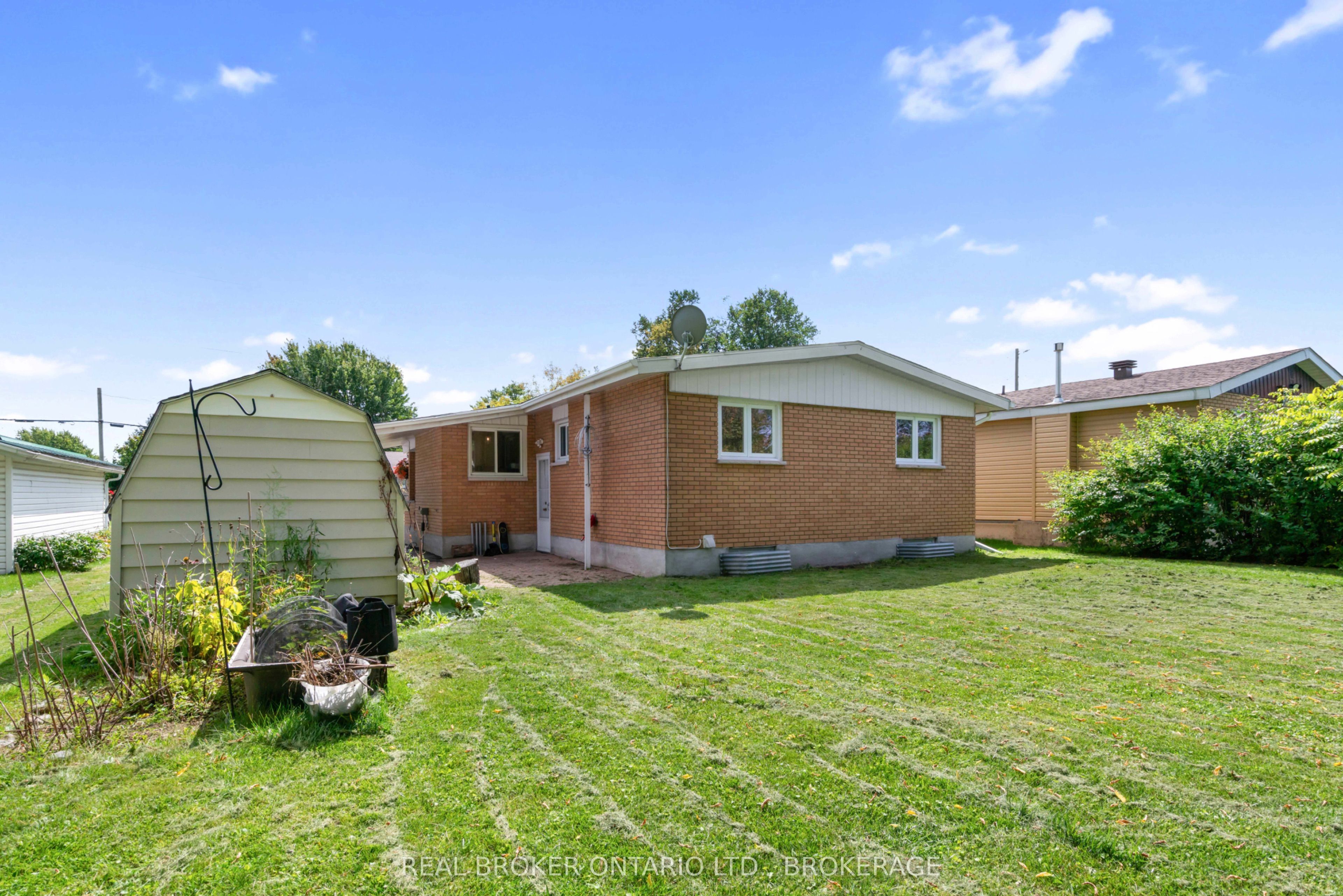 121 St. George Street W Property Photo 4