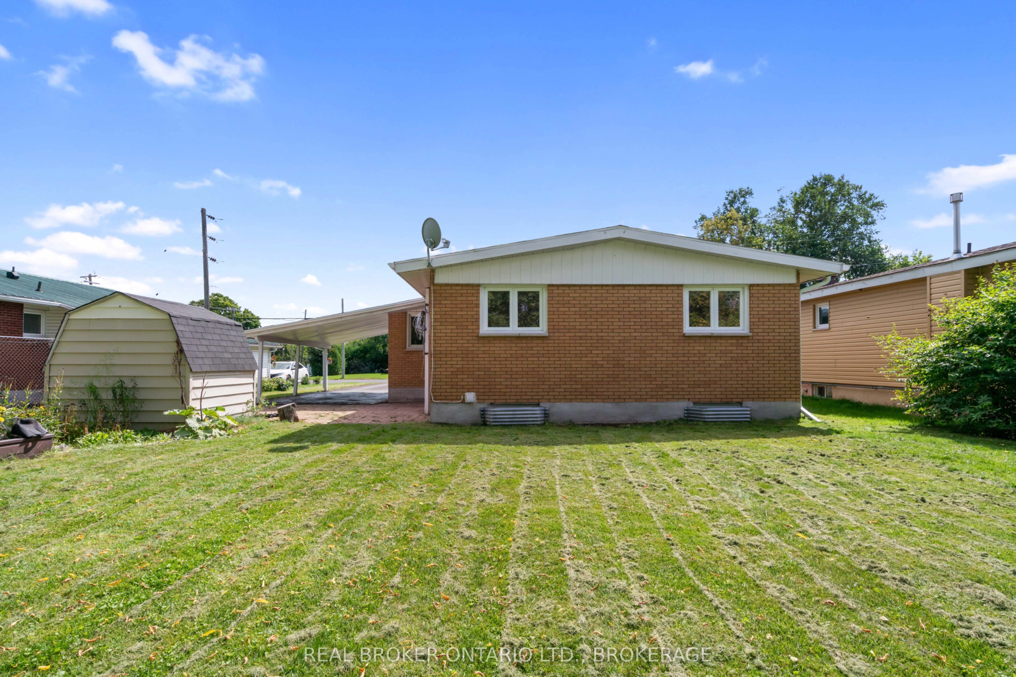 121 St. George Street W Property Photo 6