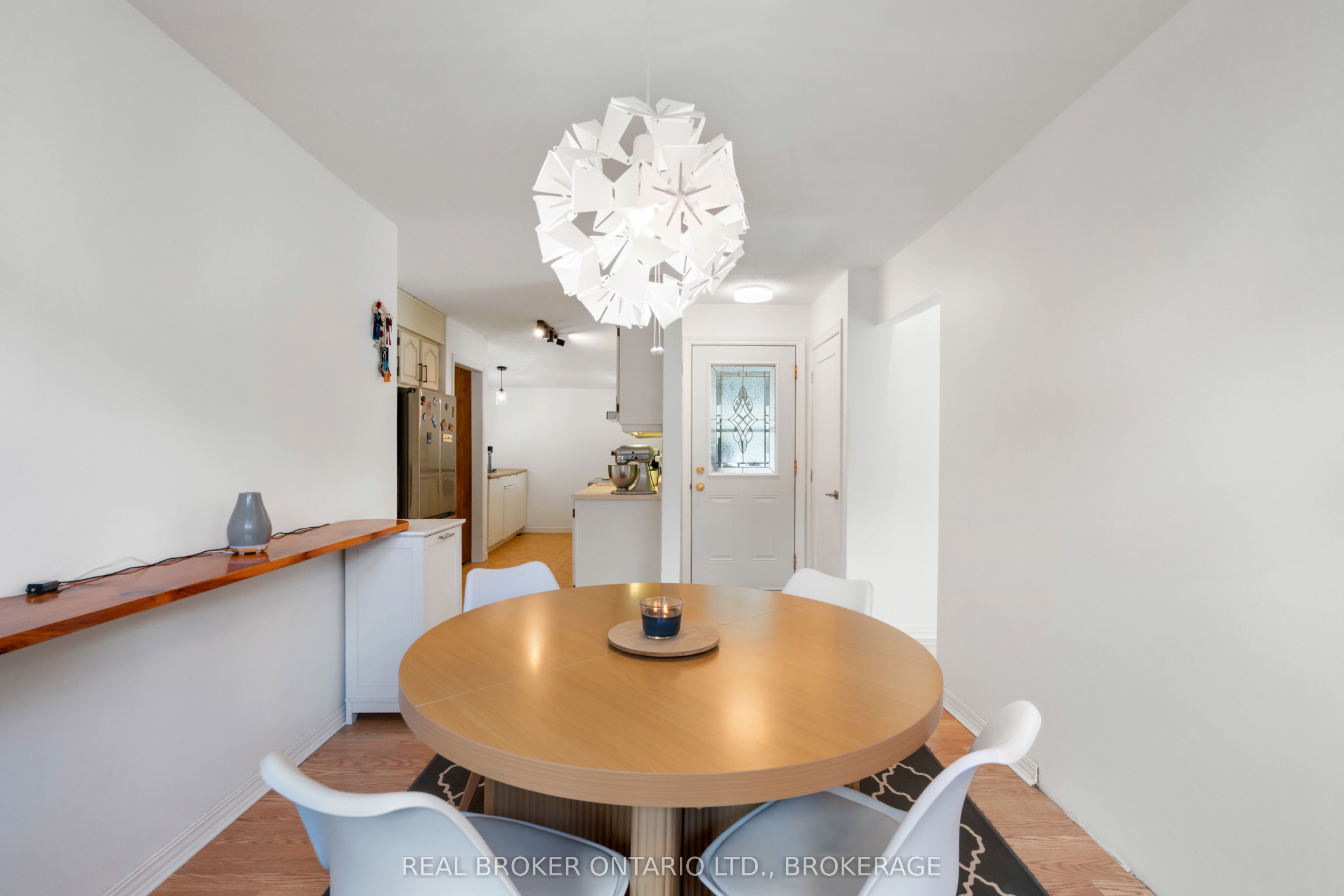 121 St. George Street W Property Photo 9