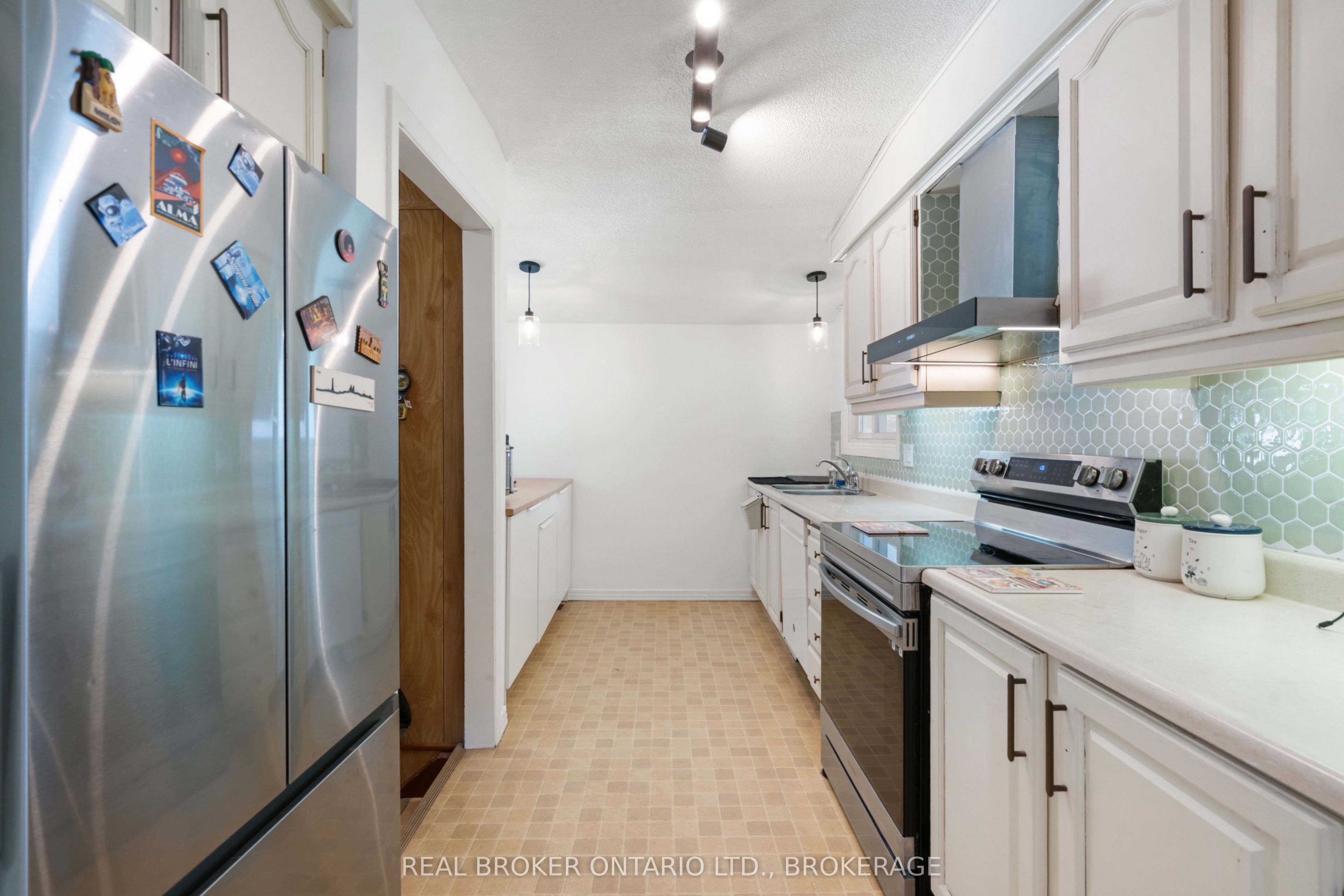 121 St. George Street W Property Photo 10