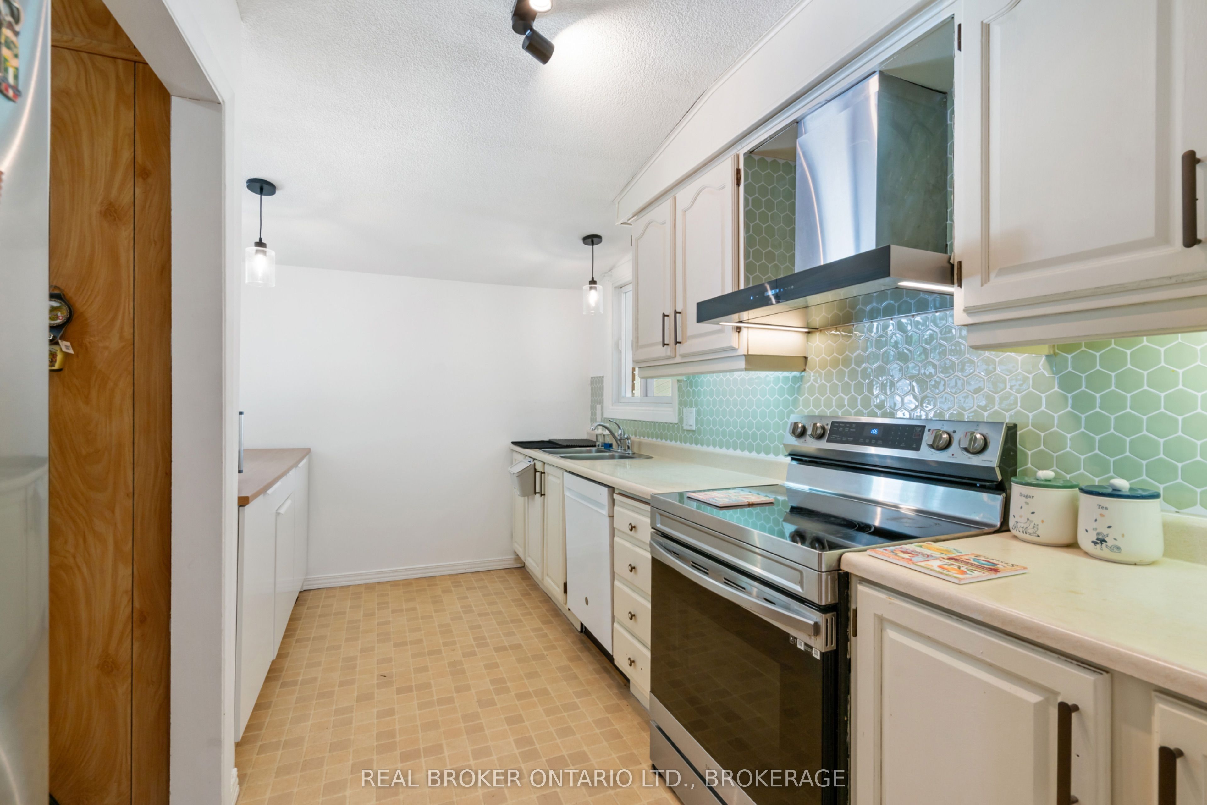 121 St. George Street W Property Photo 11