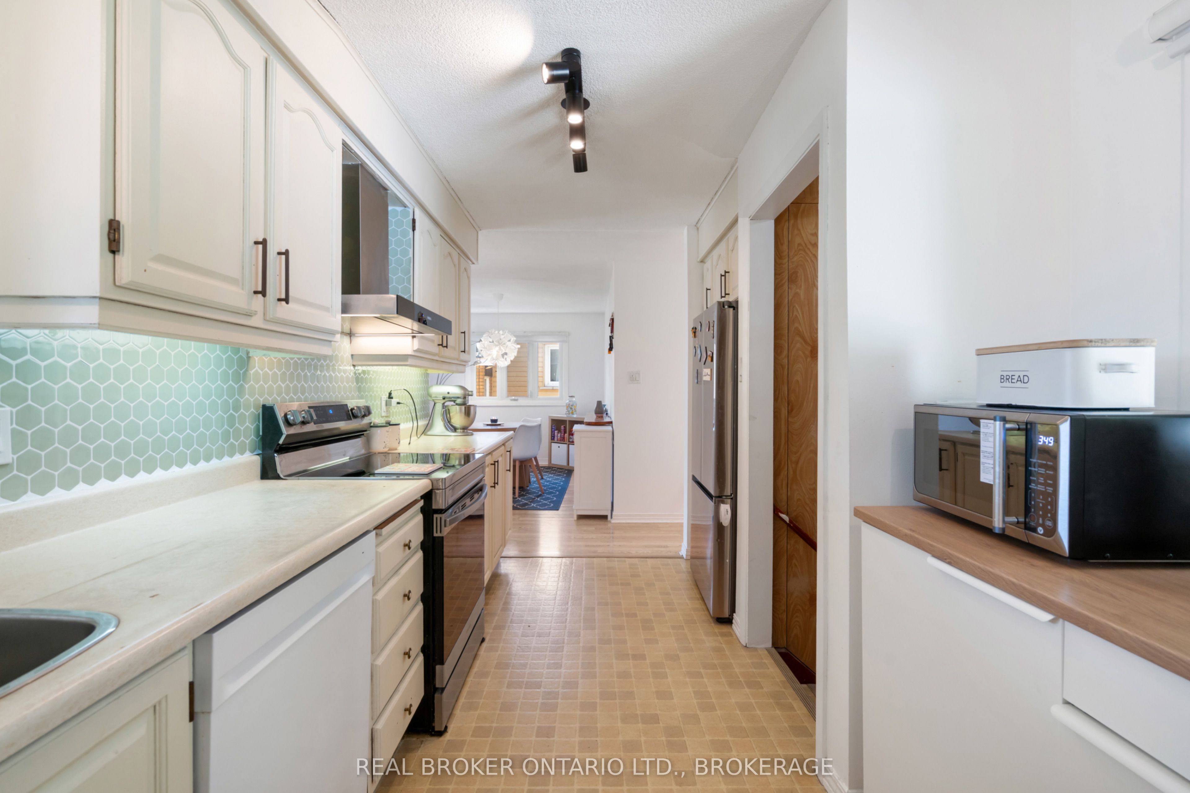 121 St. George Street W Property Photo 12