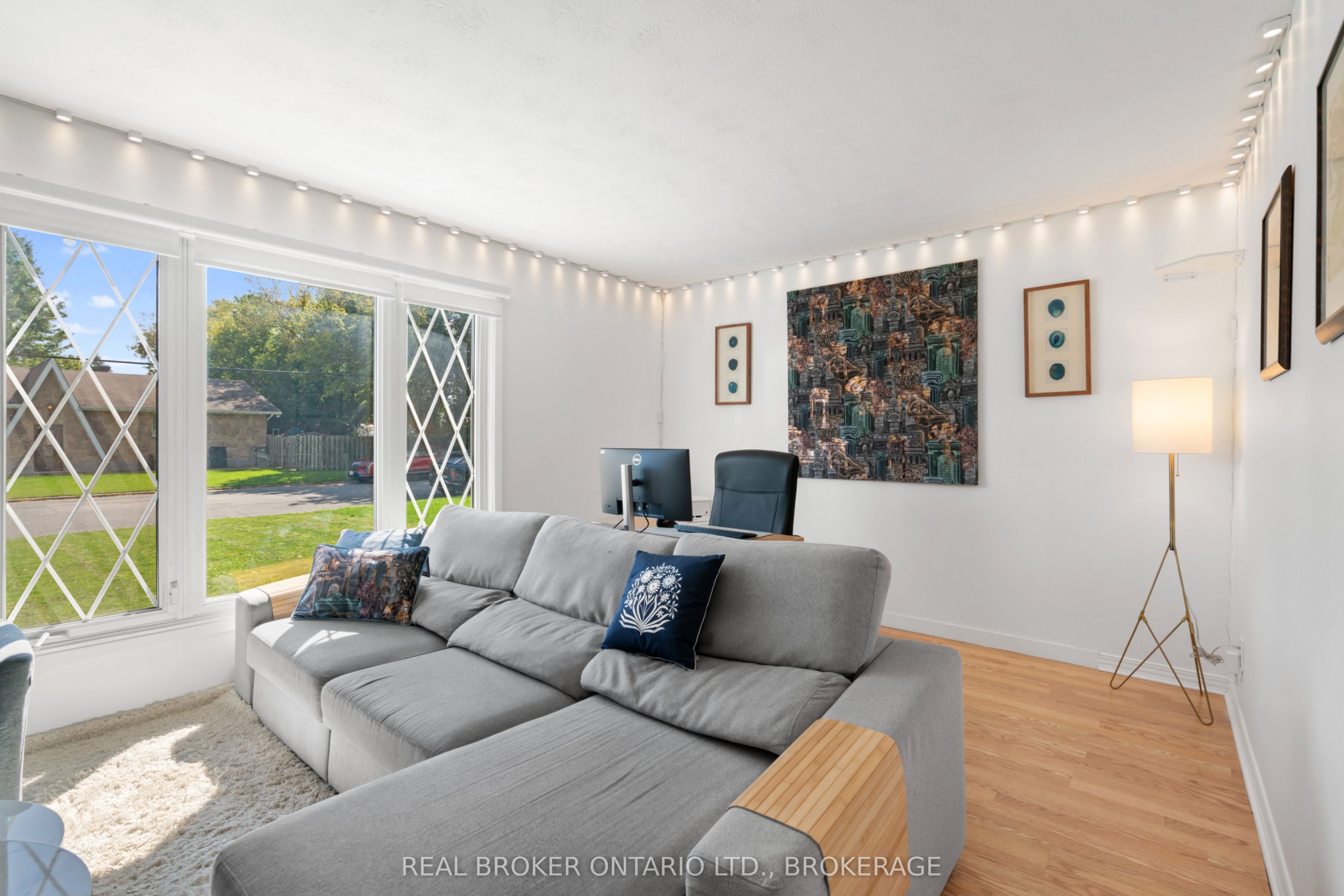 121 St. George Street W Property Photo 13