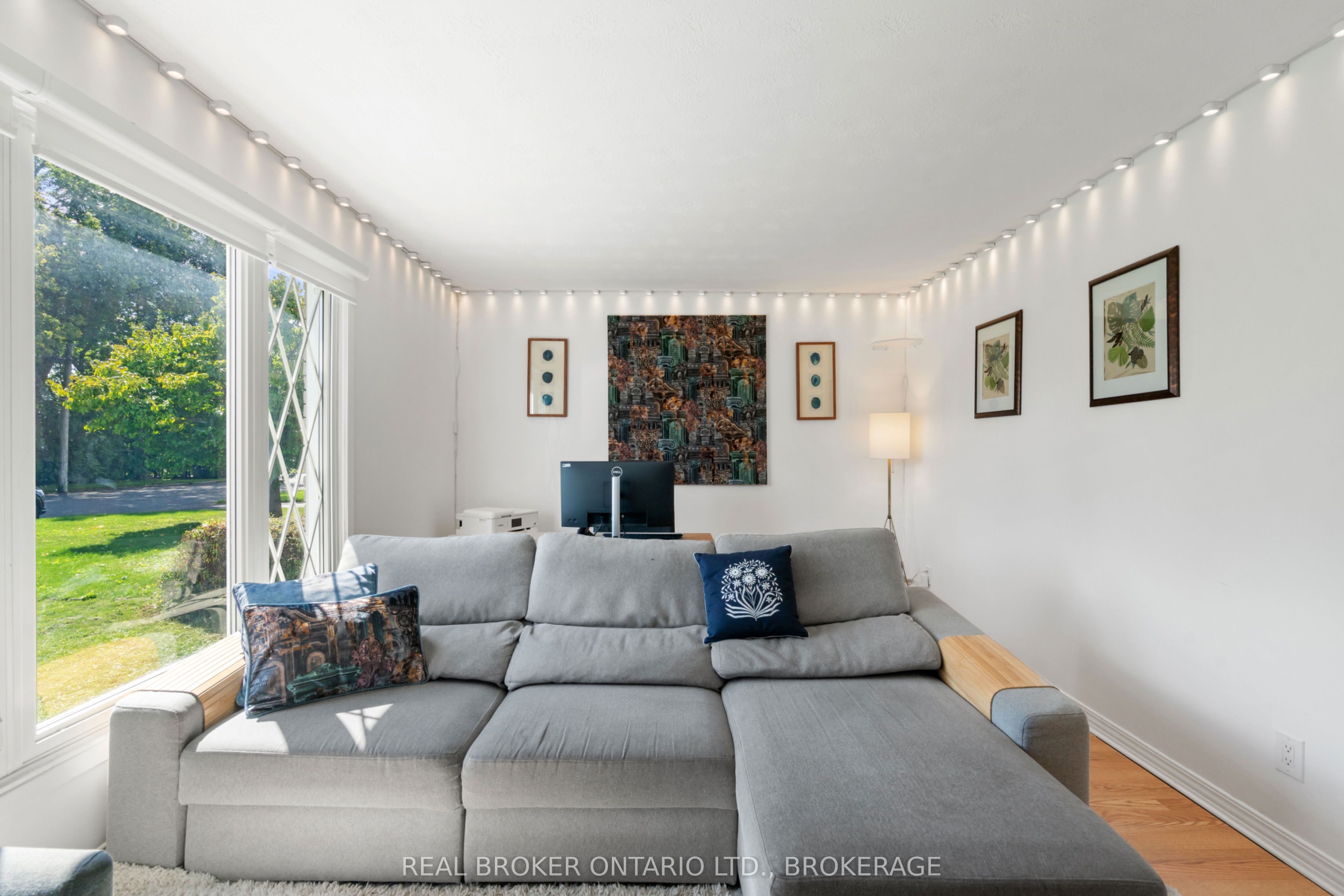 121 St. George Street W Property Photo 14