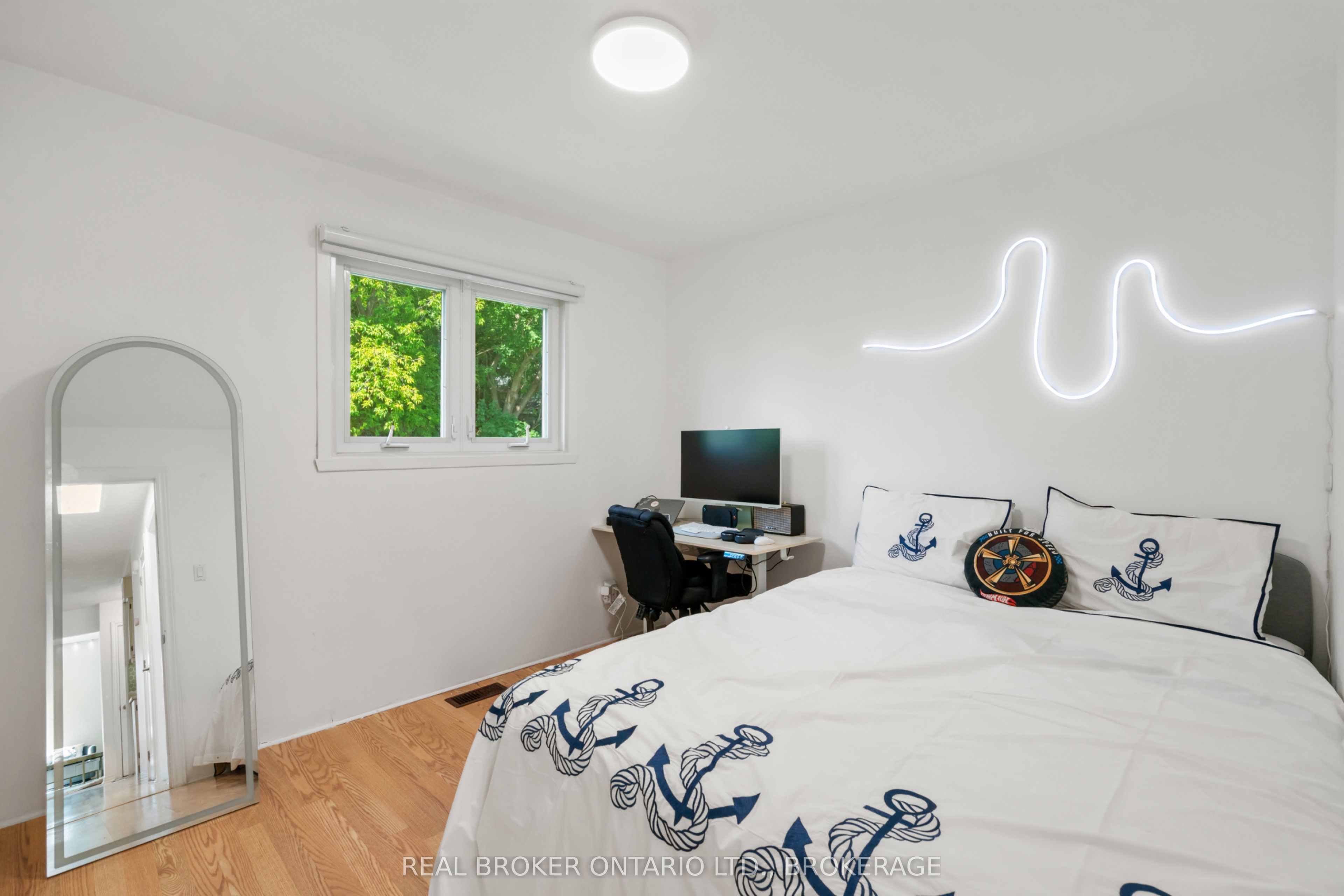 121 St. George Street W Property Photo 22