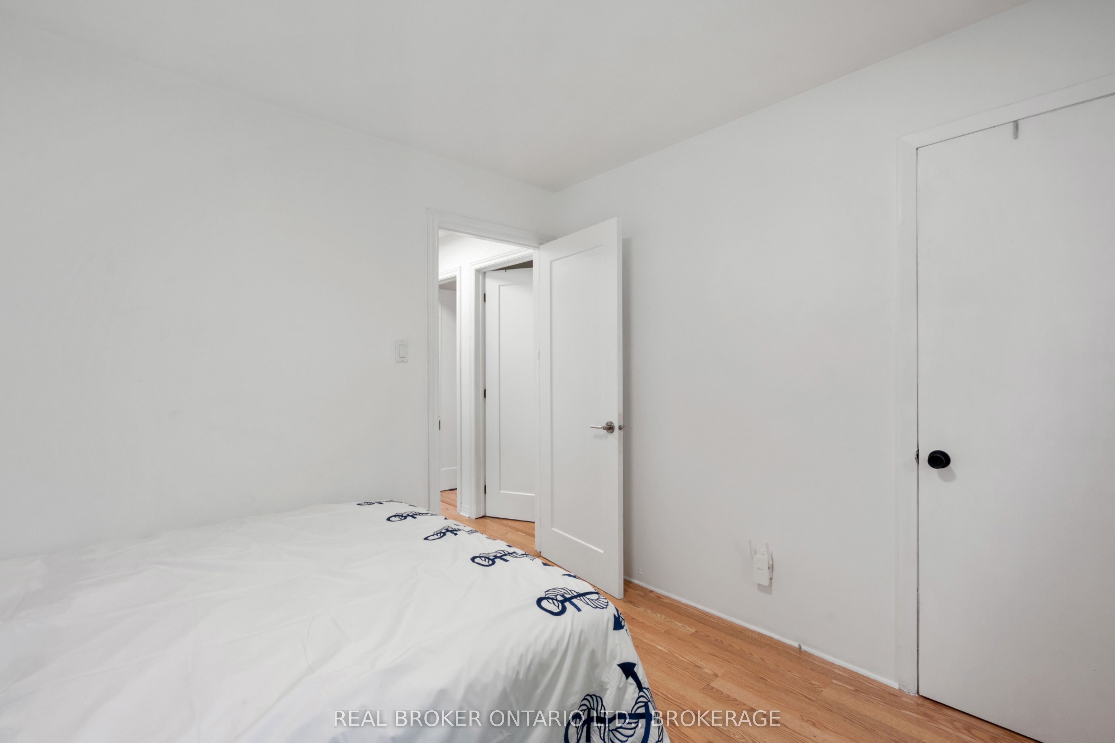 121 St. George Street W Property Photo 23