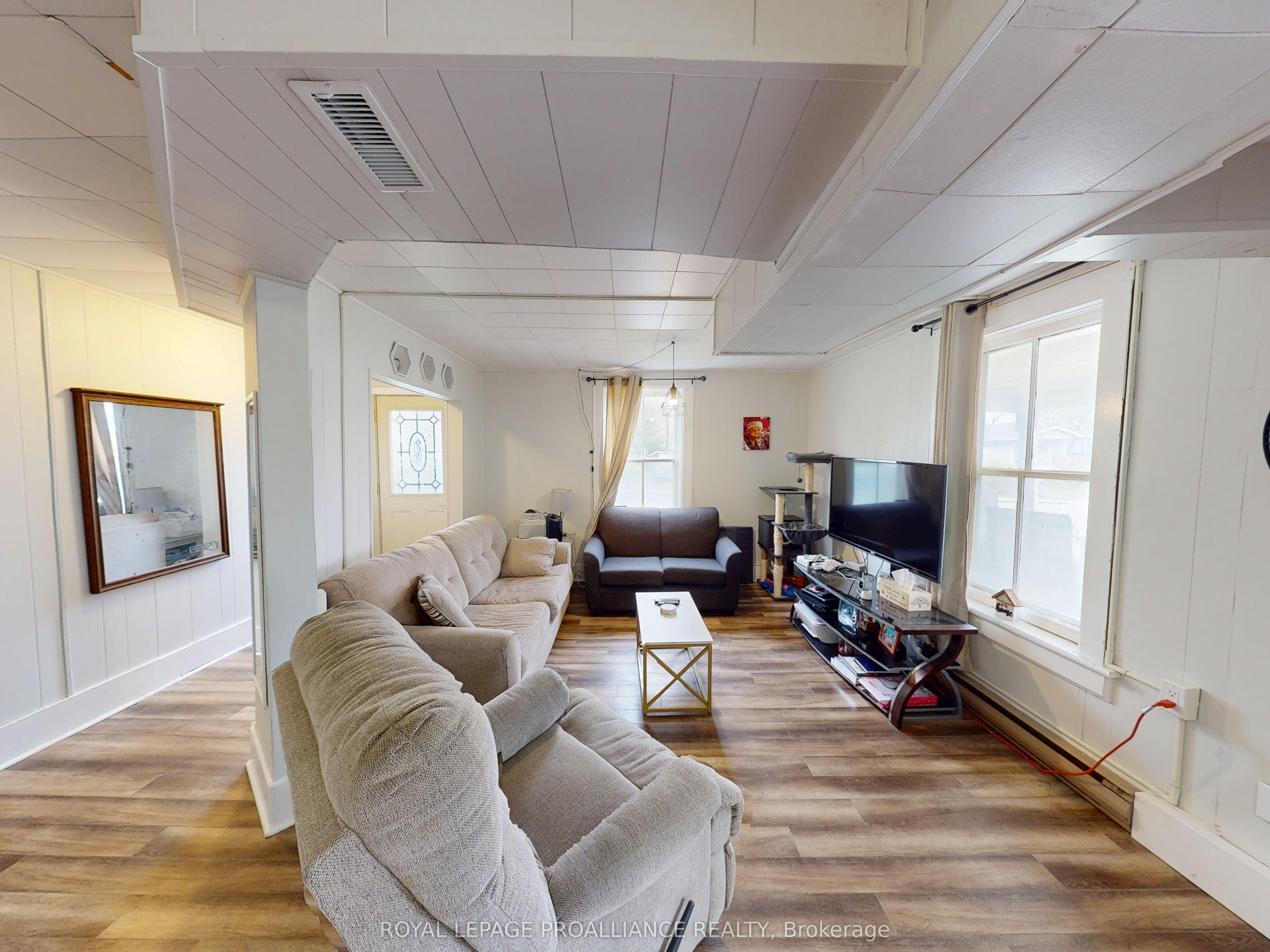 83 College Street Property Photo 4