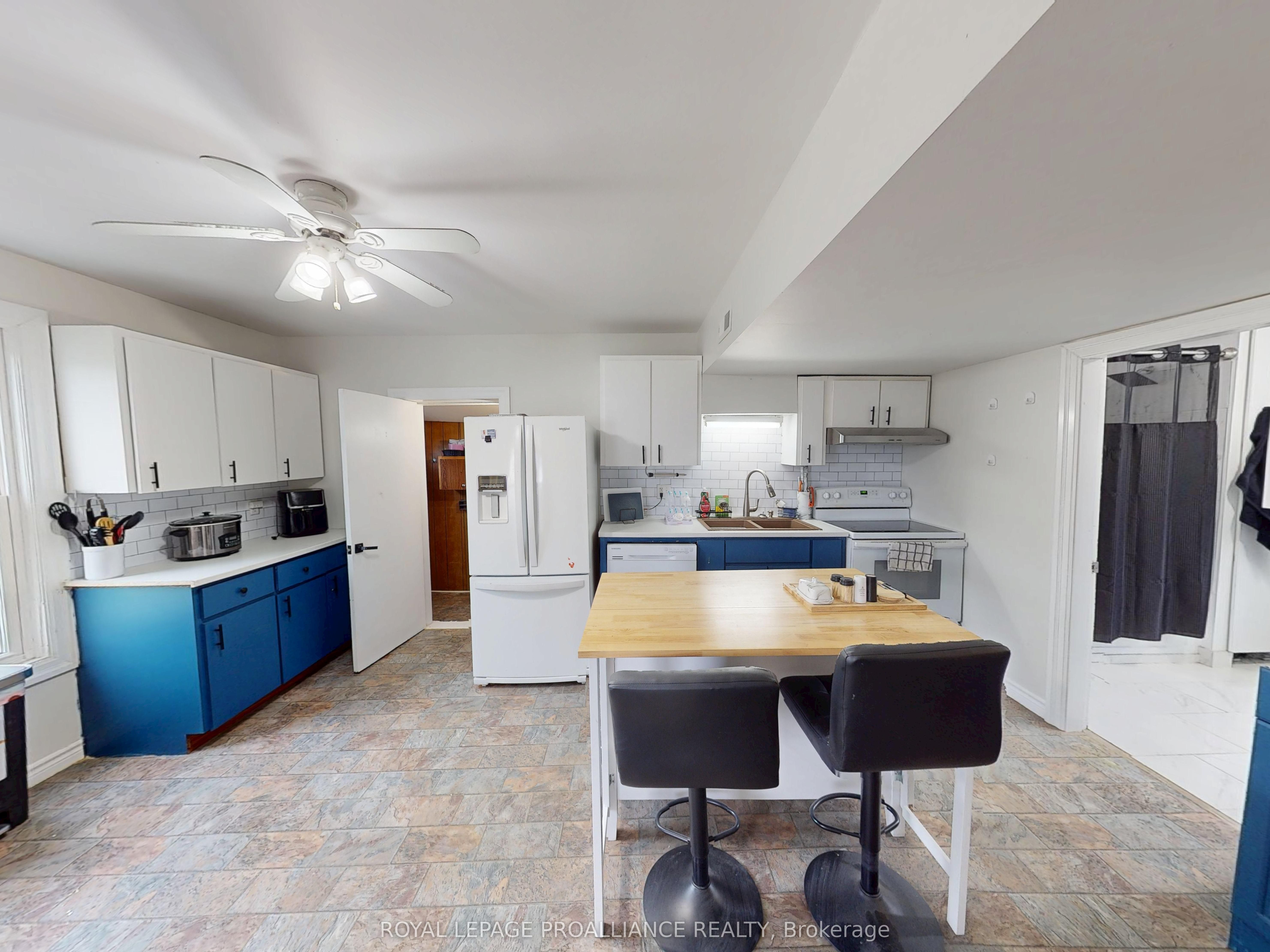 83 College Street Property Photo 8