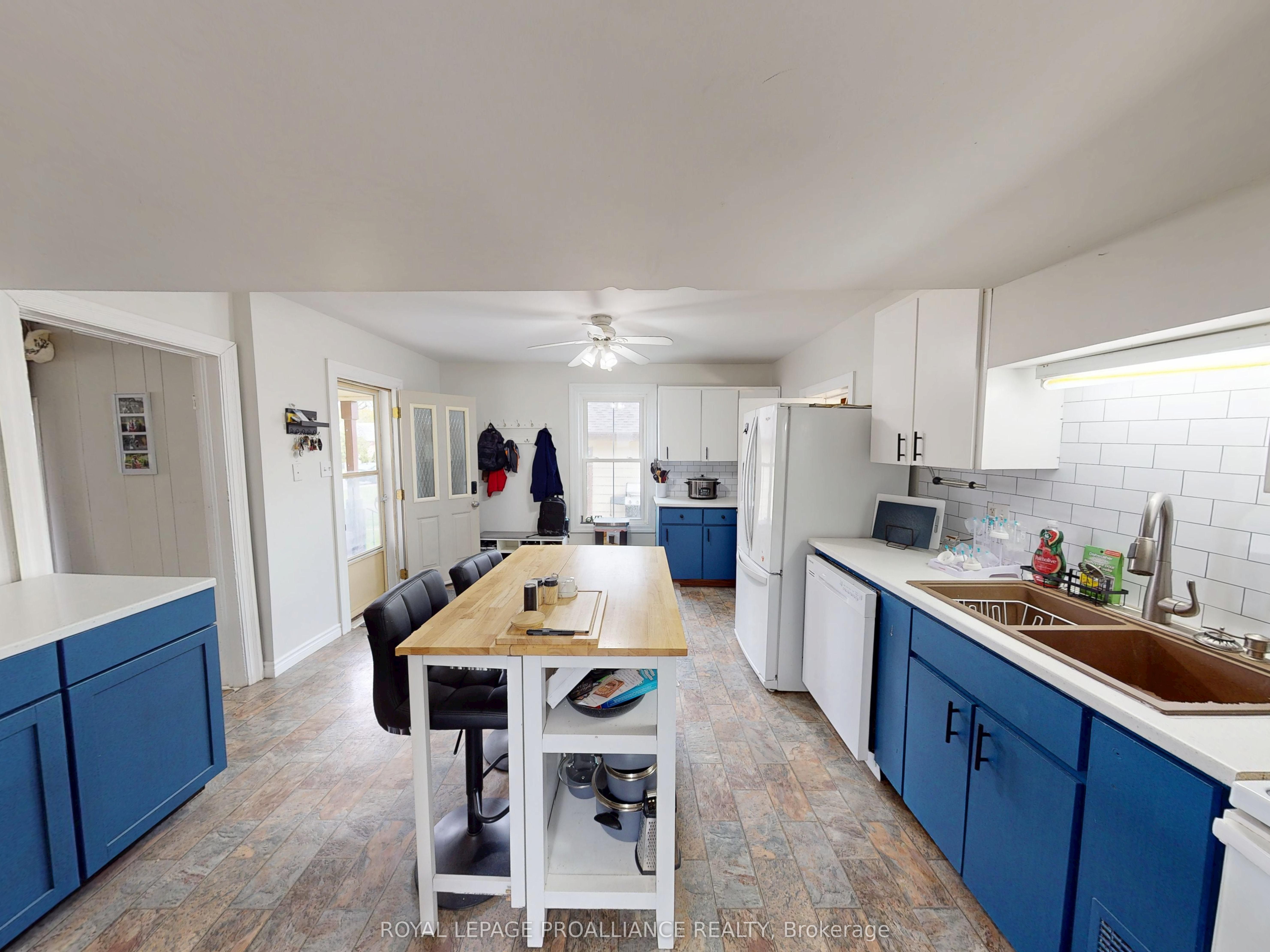 83 College Street Property Photo 11