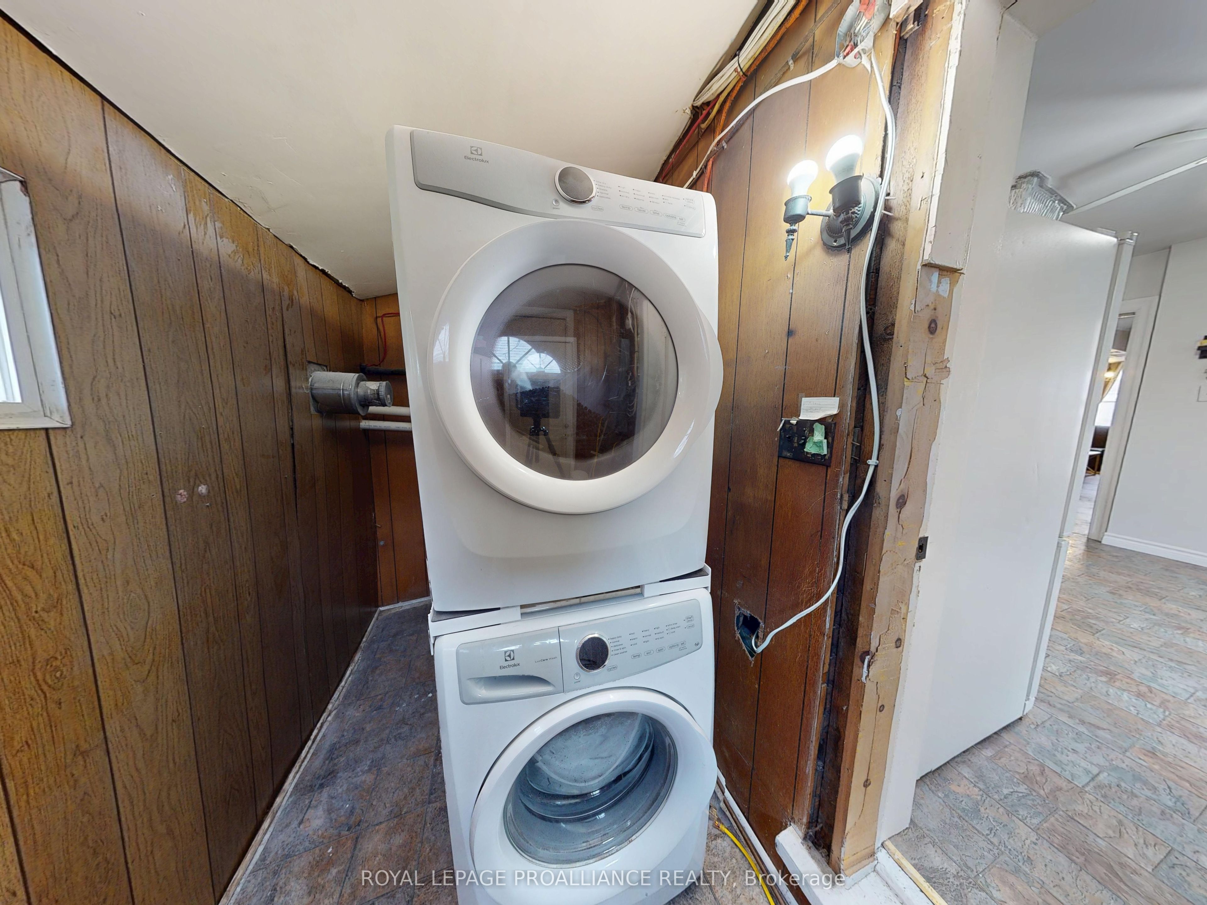83 College Street Property Photo 15