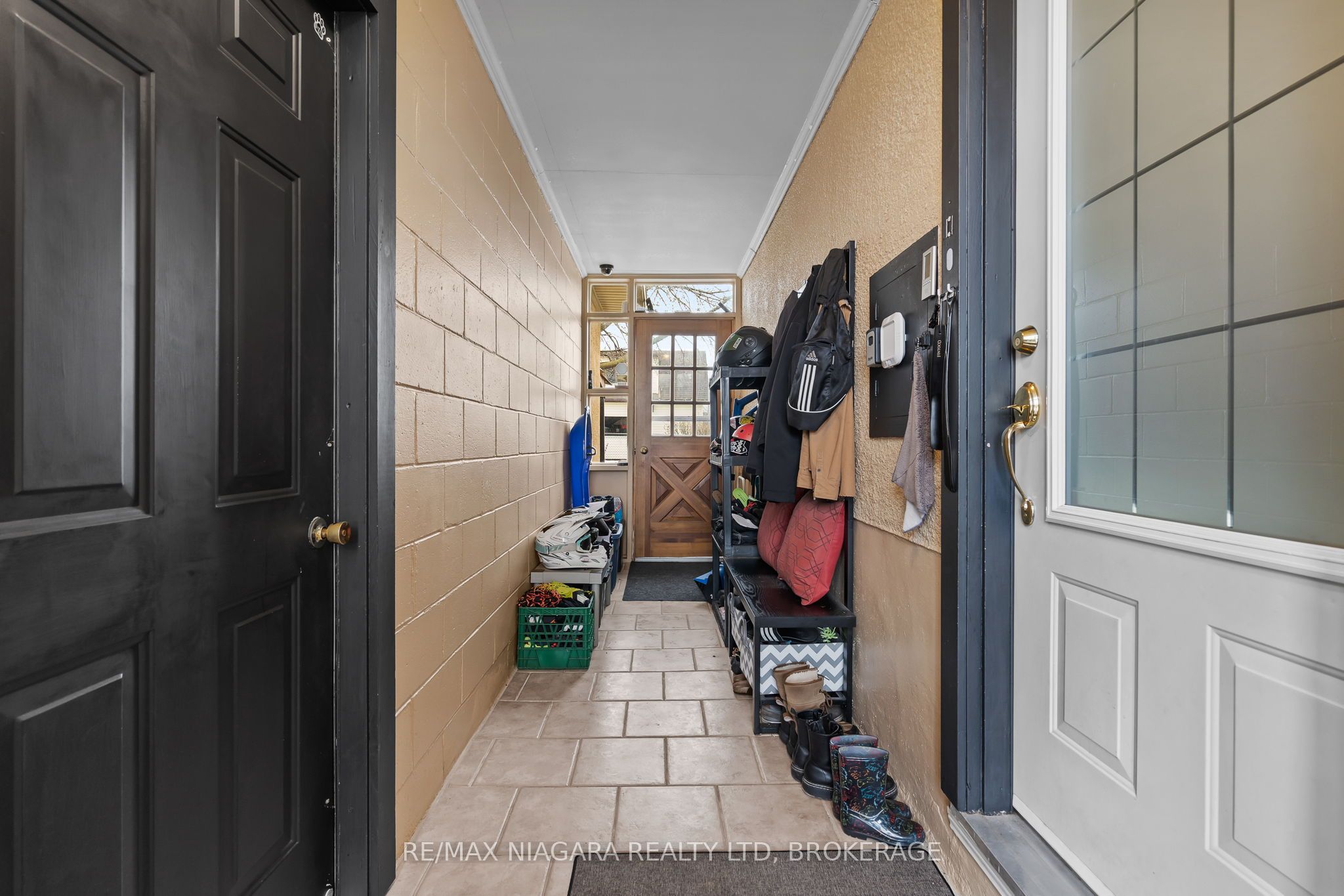 506 Main Street W Property Photo 3