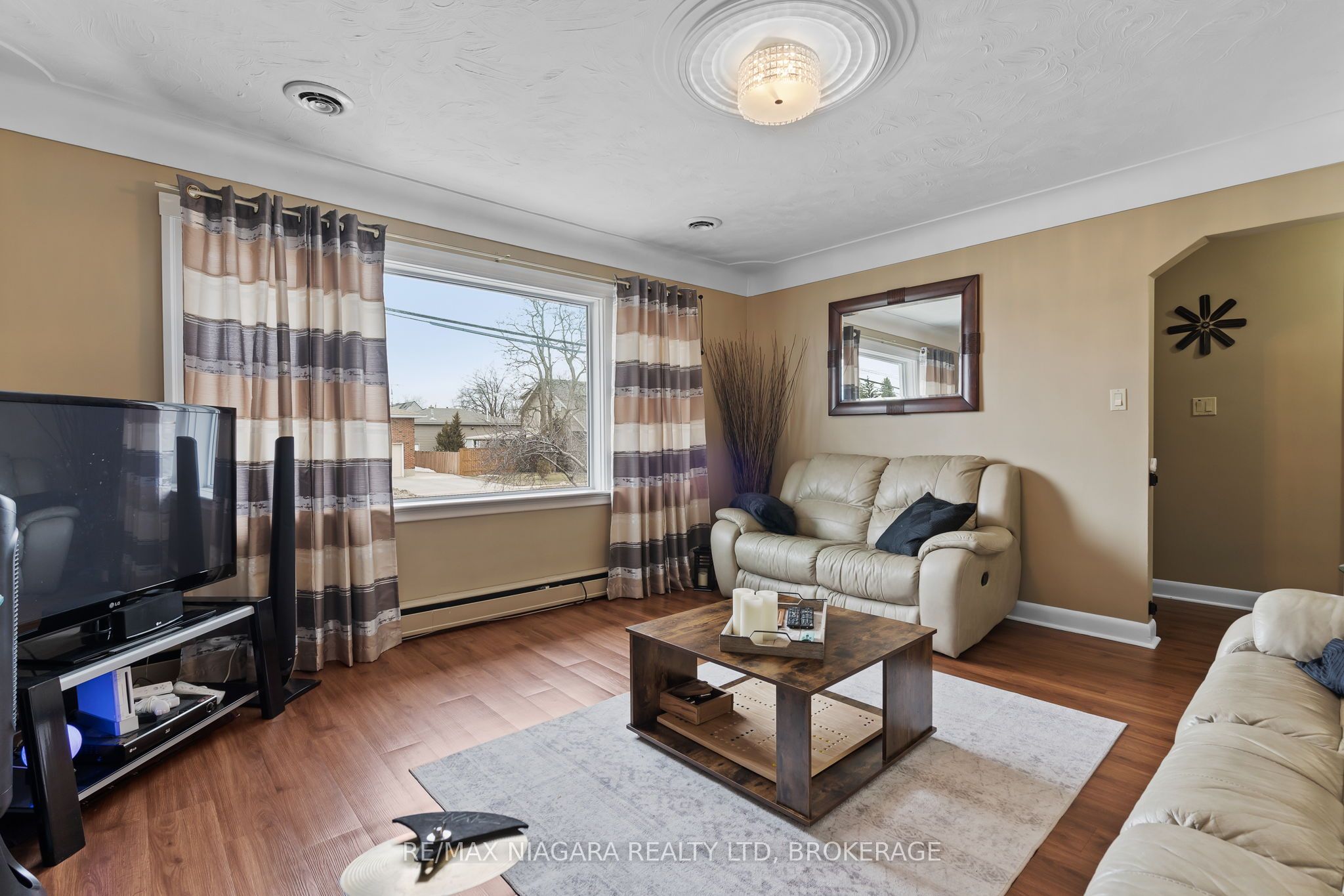 506 Main Street W Property Photo 6