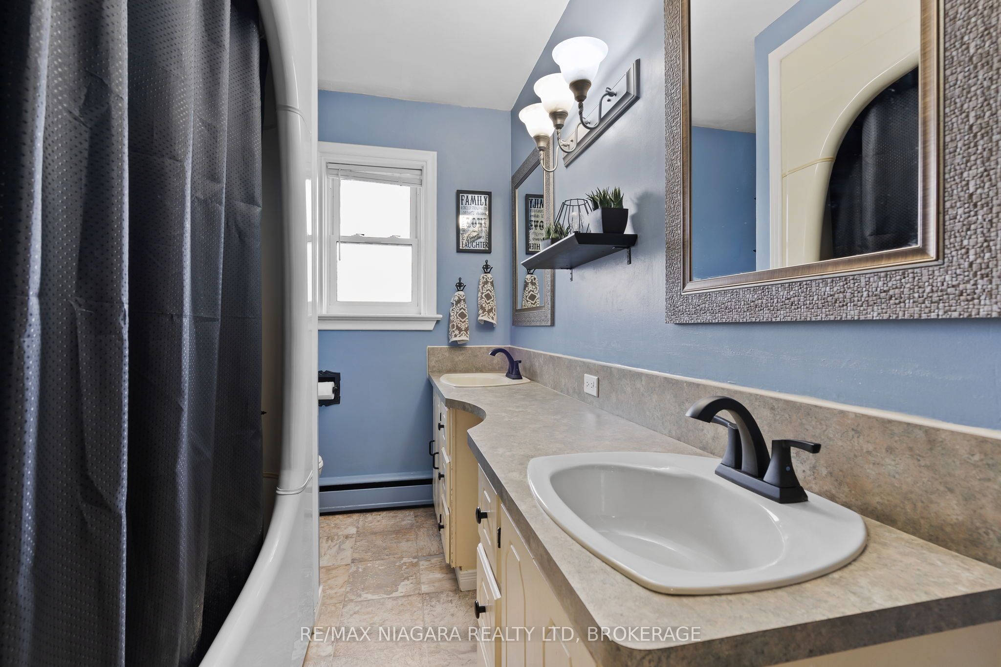 506 Main Street W Property Photo 11