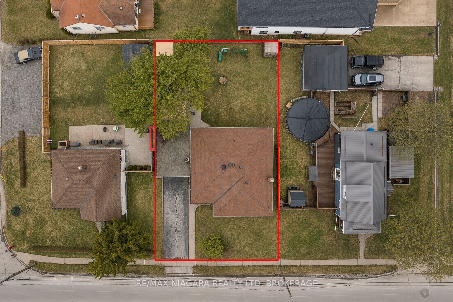 506 Main Street W Property Photo 24