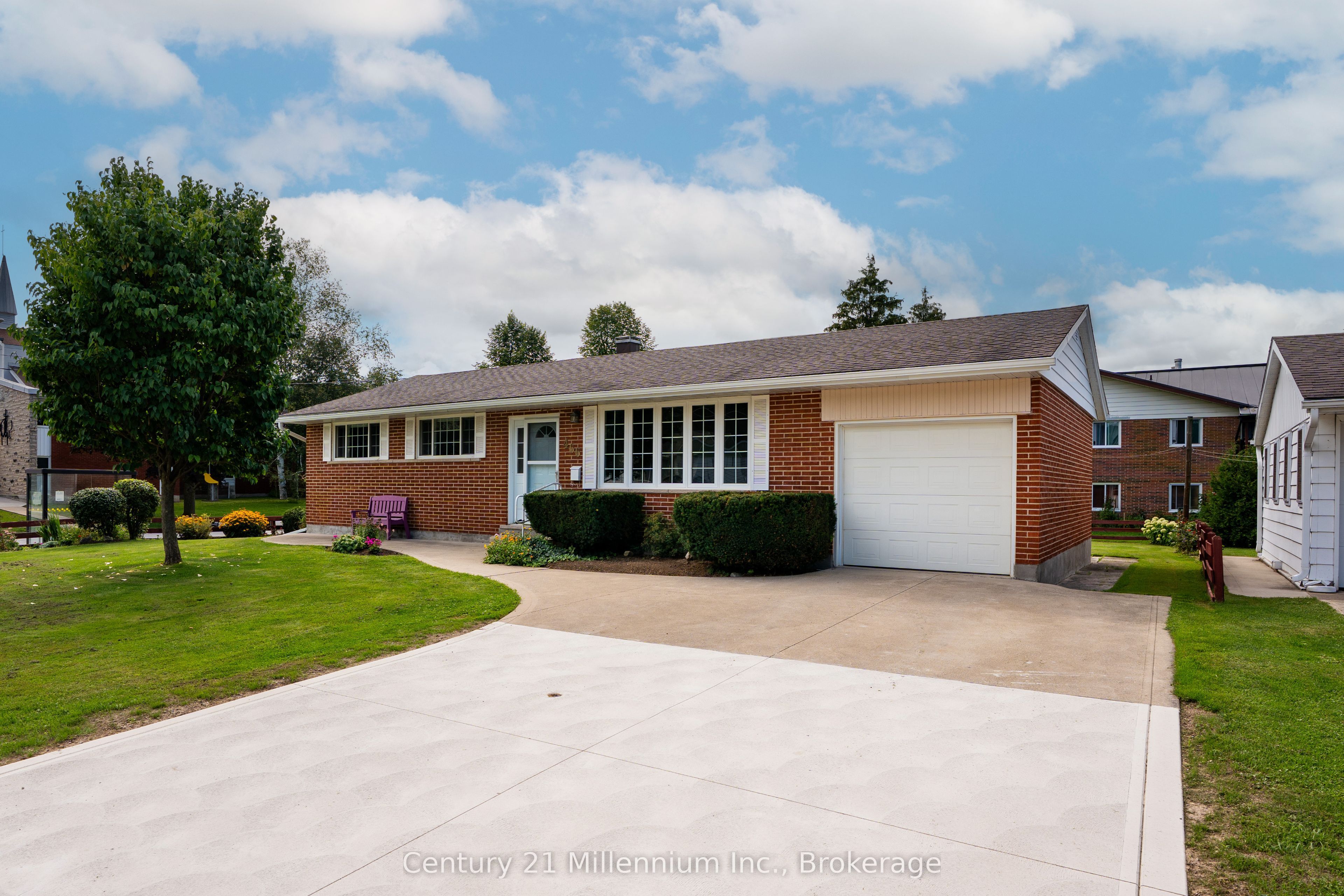 466 7th Avenue E Property Photo 1