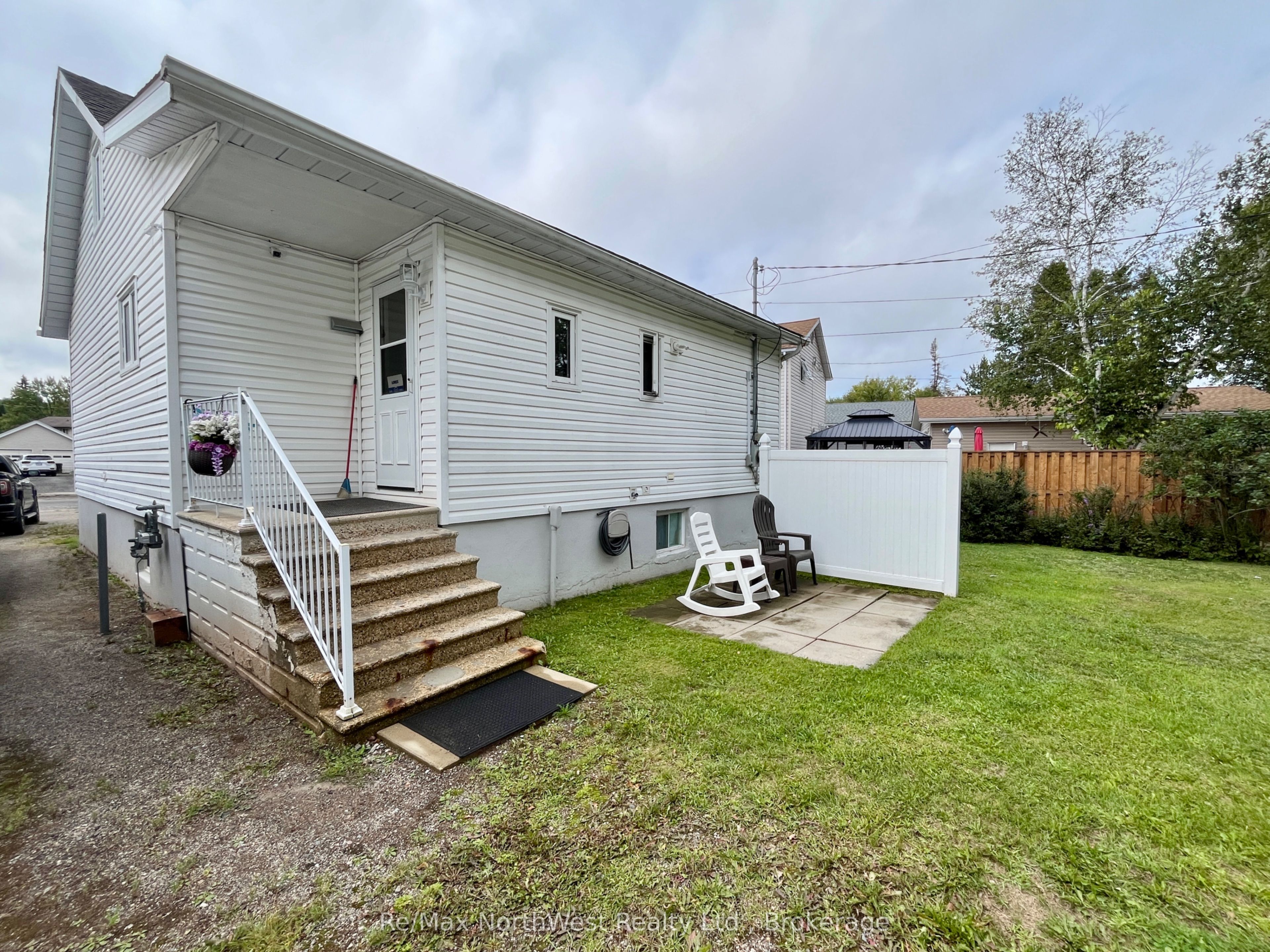 10 Spruce Road Property Photo 2