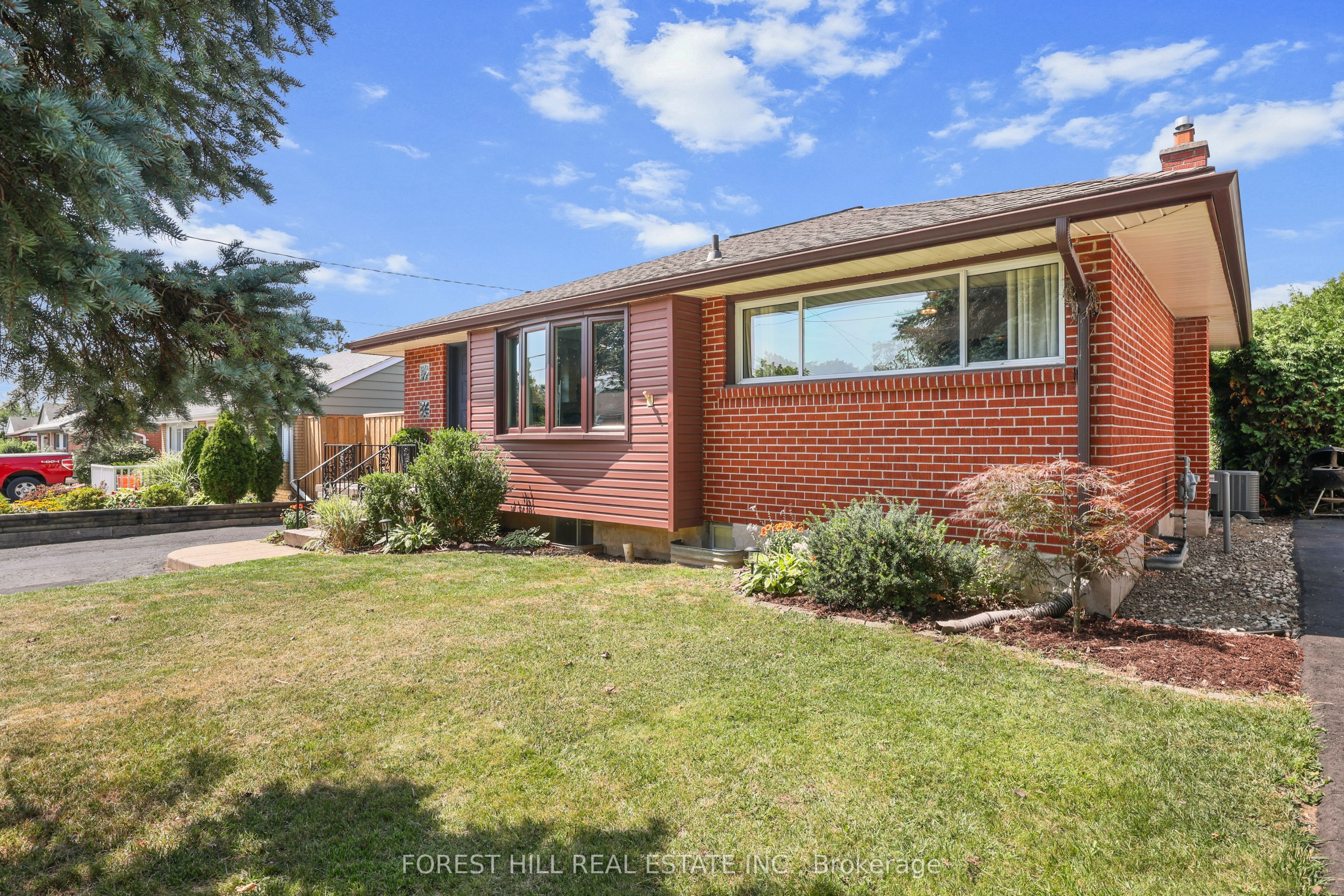 203 Merlin Crescent Property Photo 2