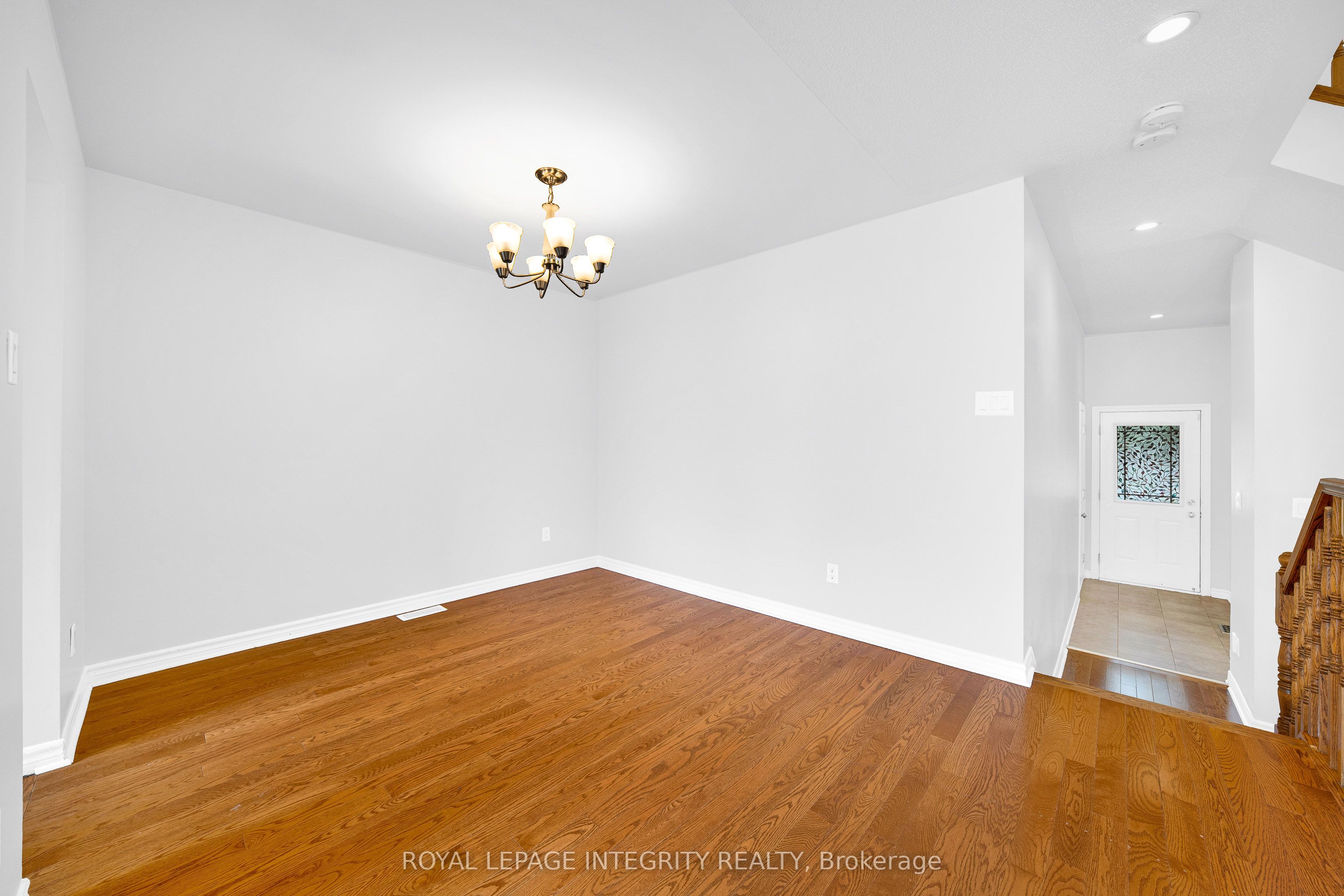 496 Temiskaming Crescent Property Photo 6