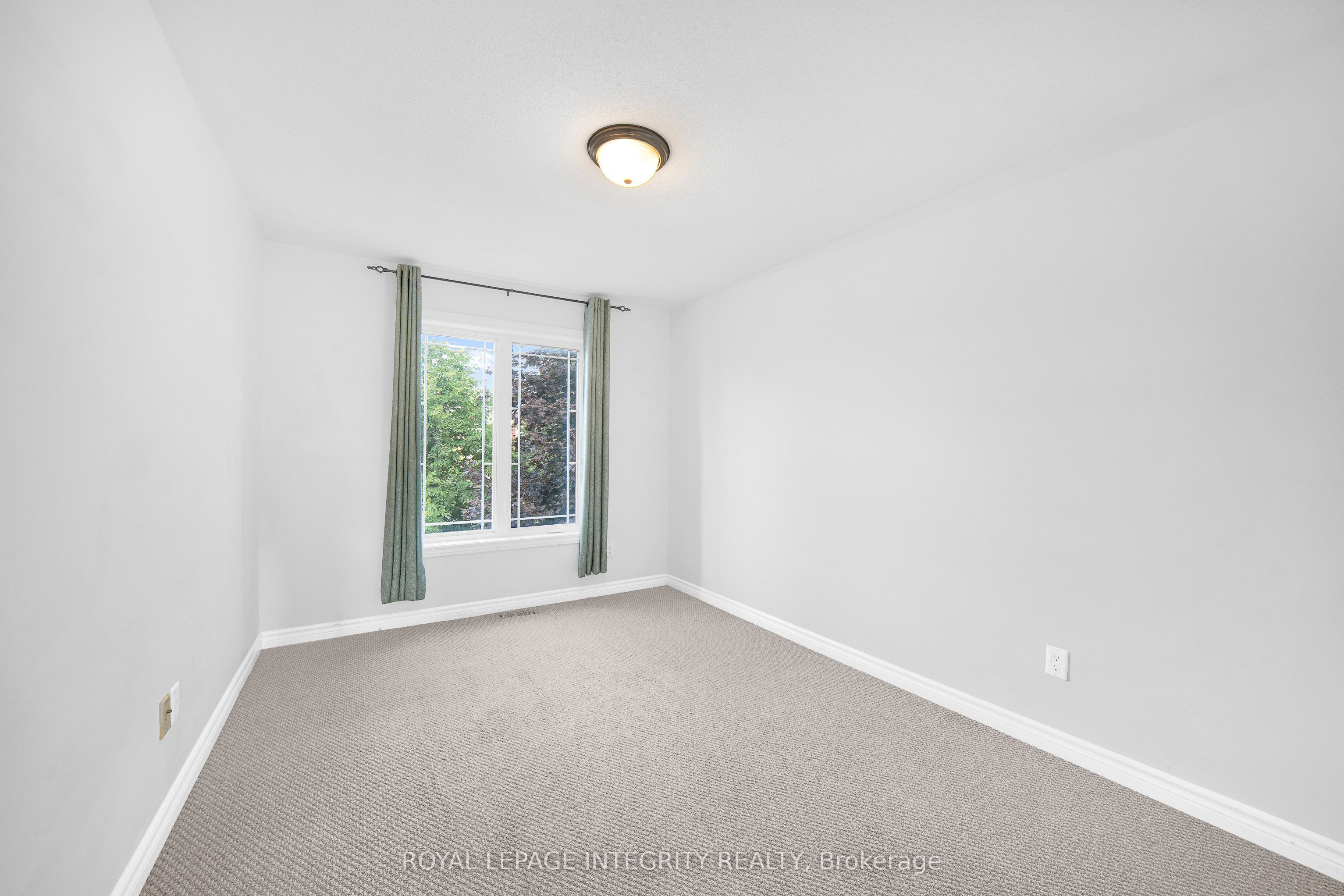 496 Temiskaming Crescent Property Photo 24