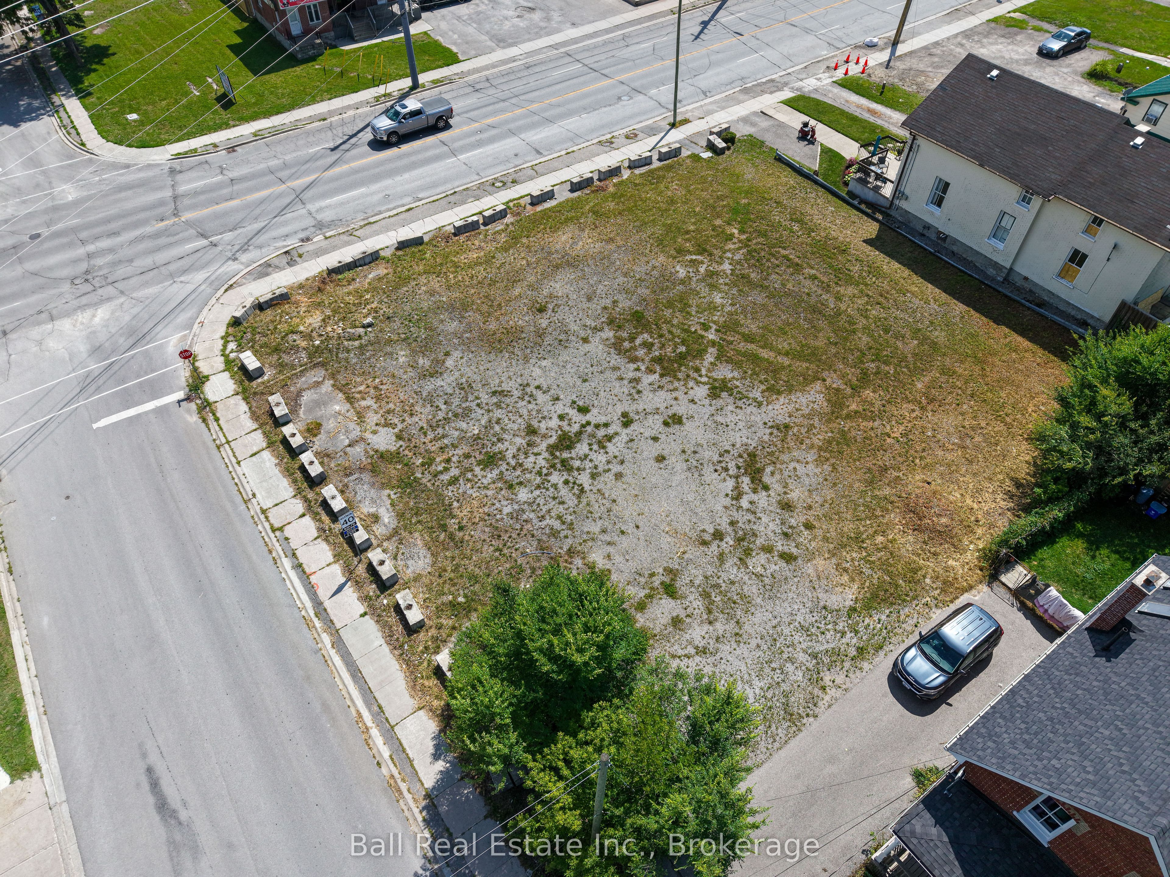 220 Kent Street W