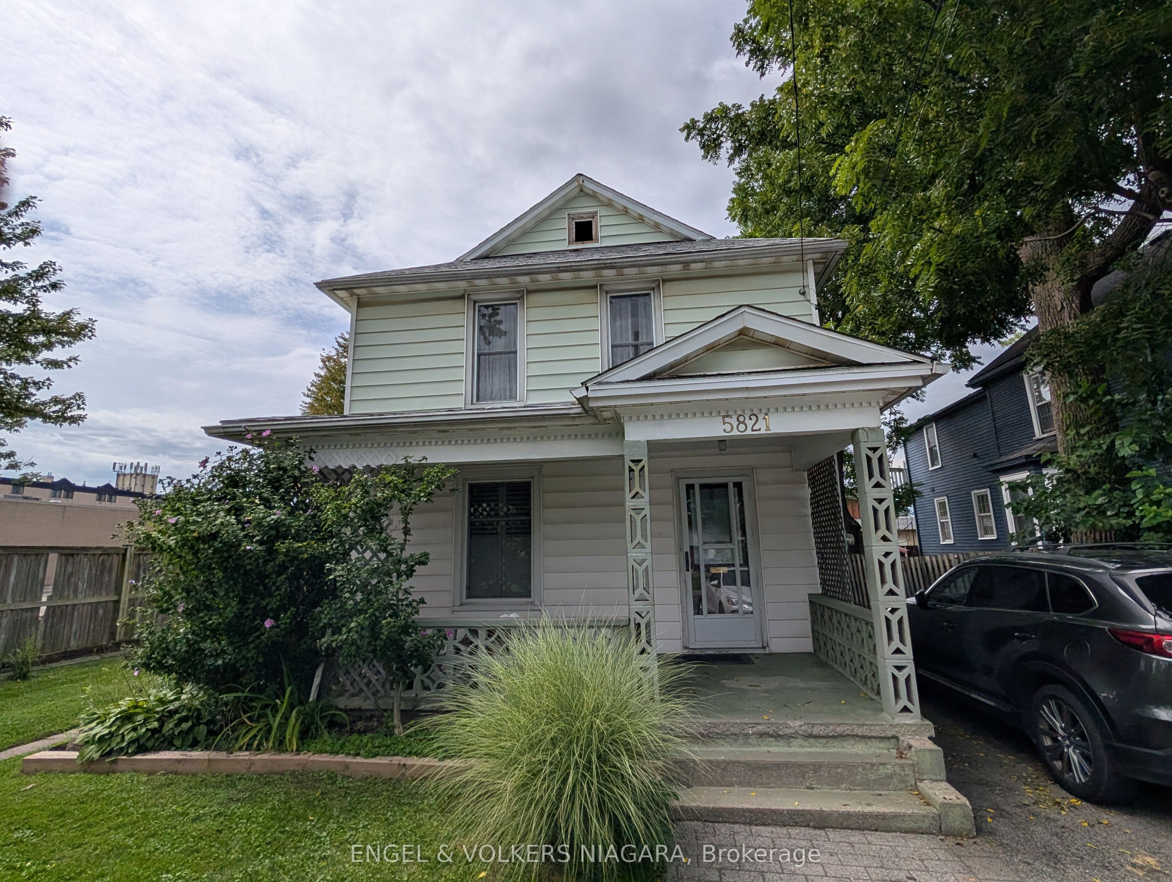 5821 Leonard Avenue Property Photo 3
