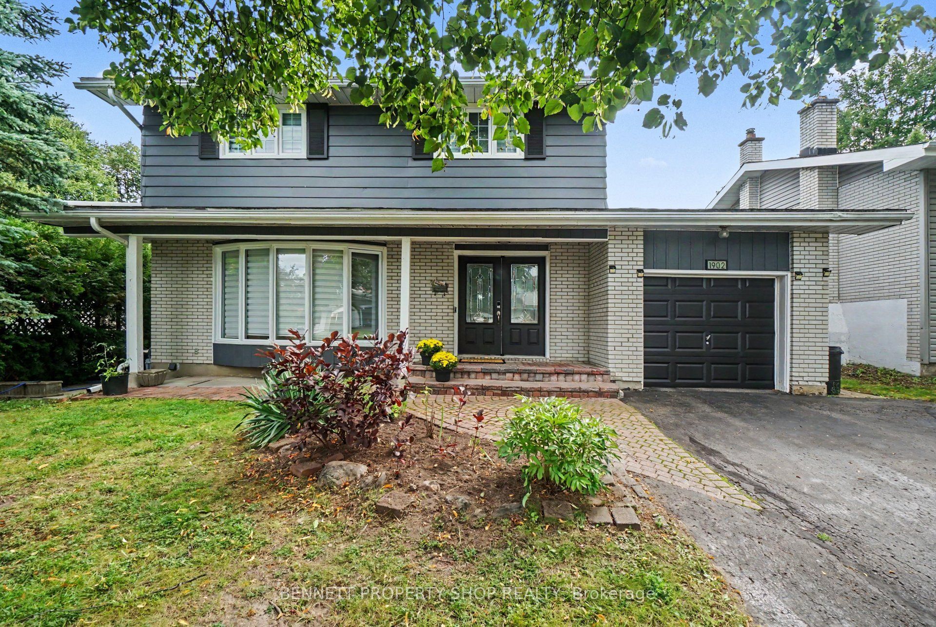 1902 Featherston Drive Property Photo 1