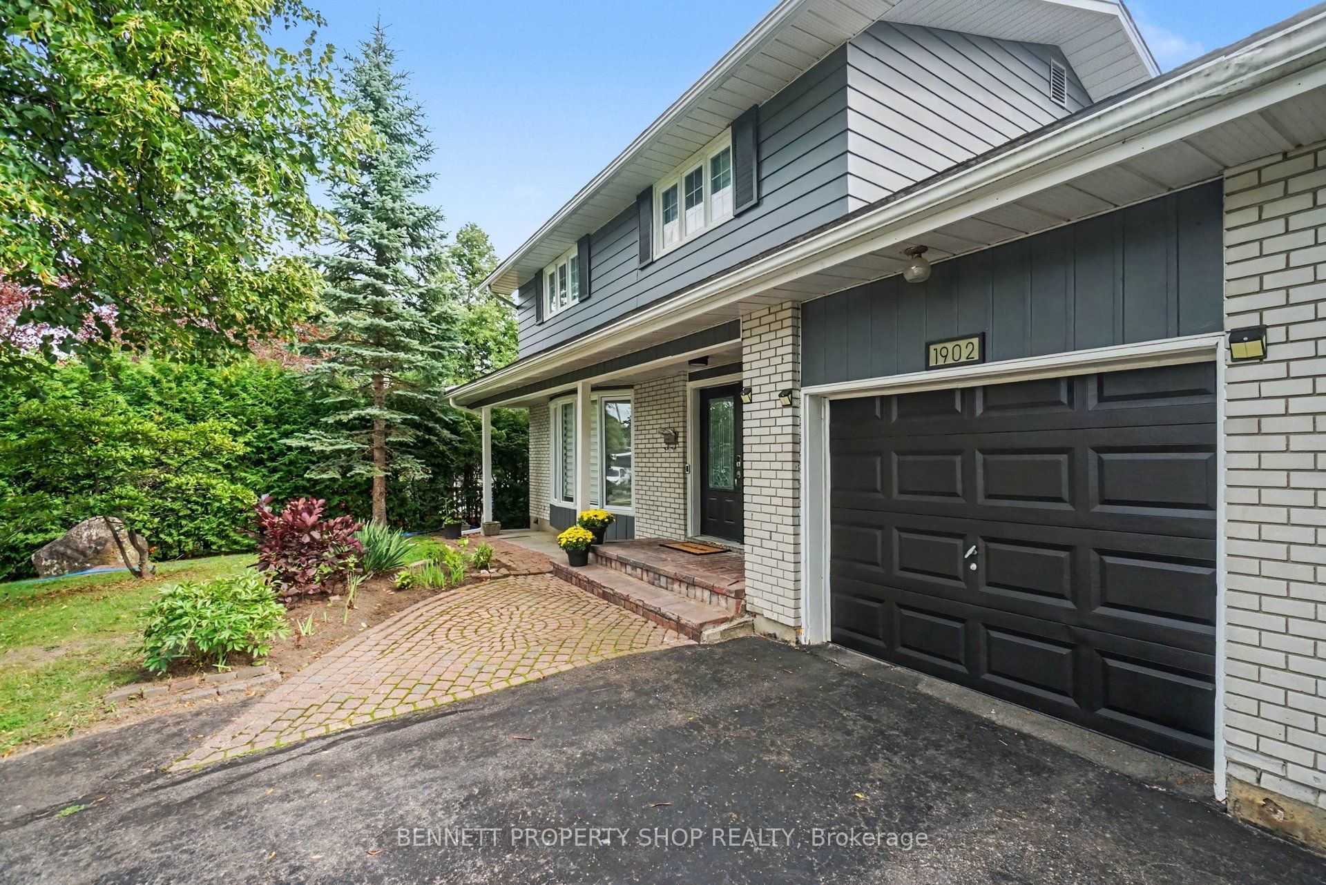 1902 Featherston Drive Property Photo 2
