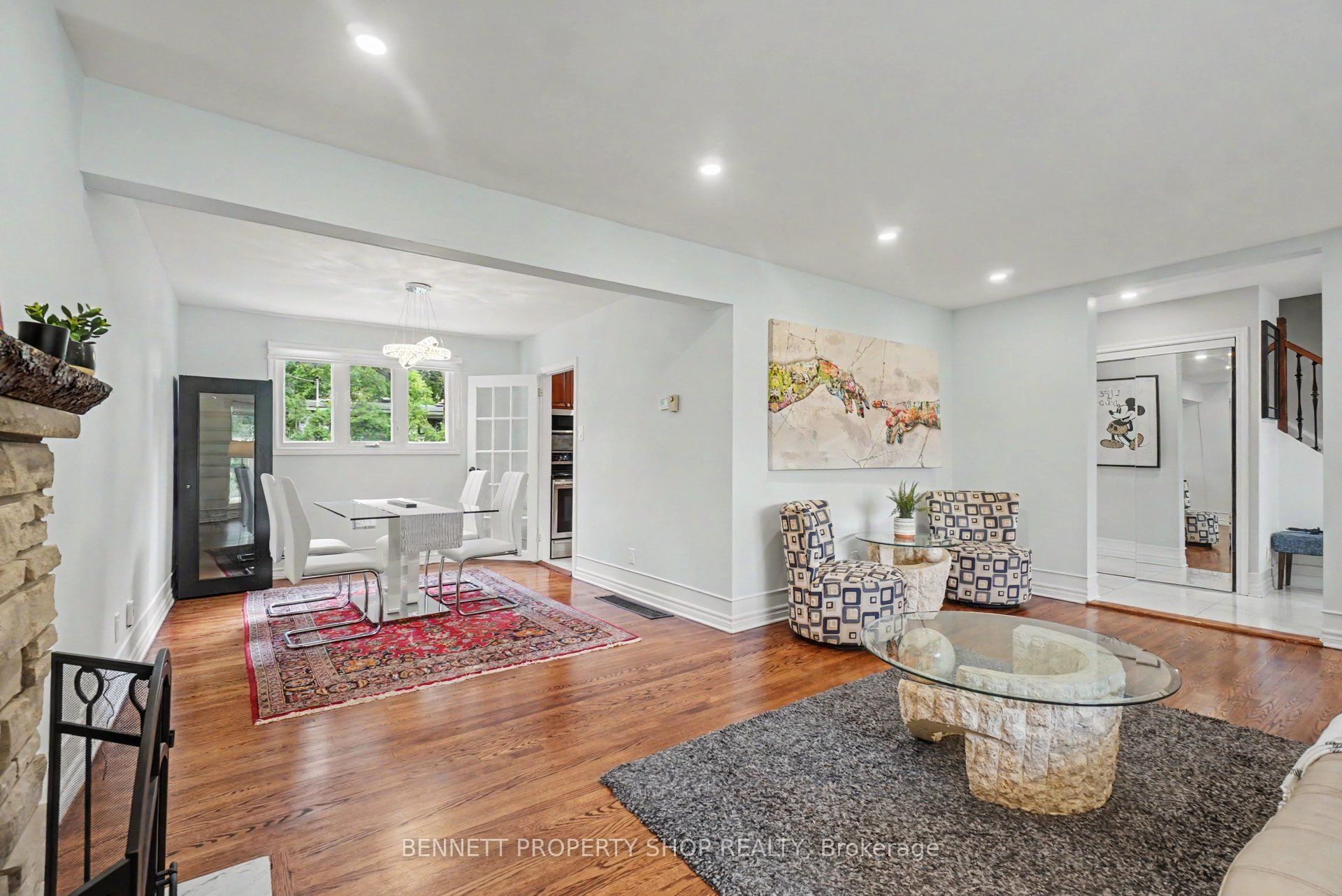 1902 Featherston Drive Property Photo 5