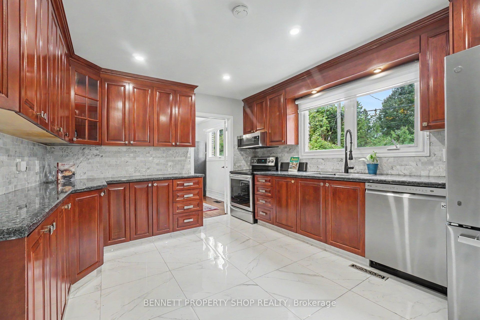 1902 Featherston Drive Property Photo 8