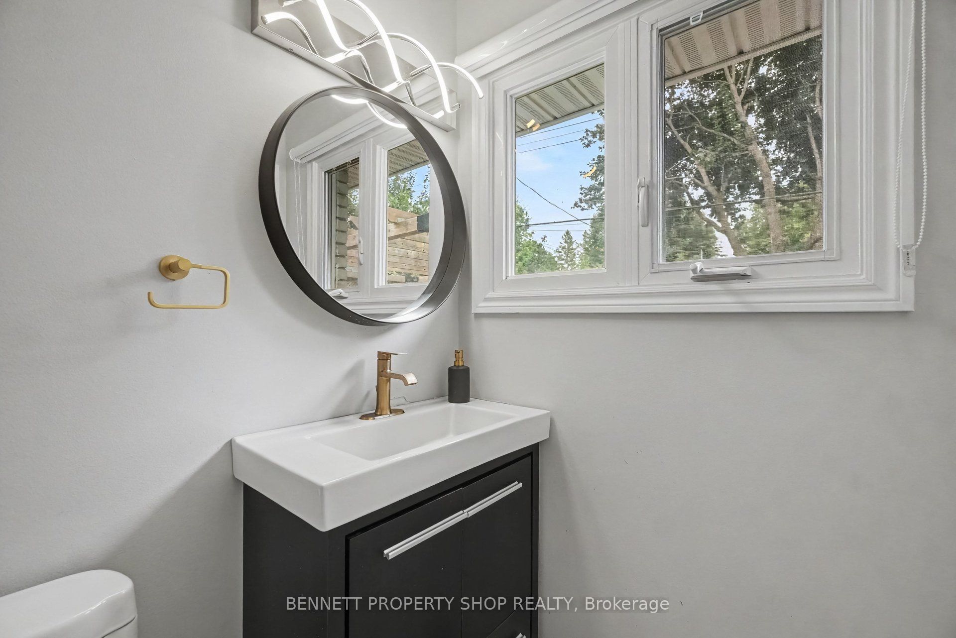 1902 Featherston Drive Property Photo 14